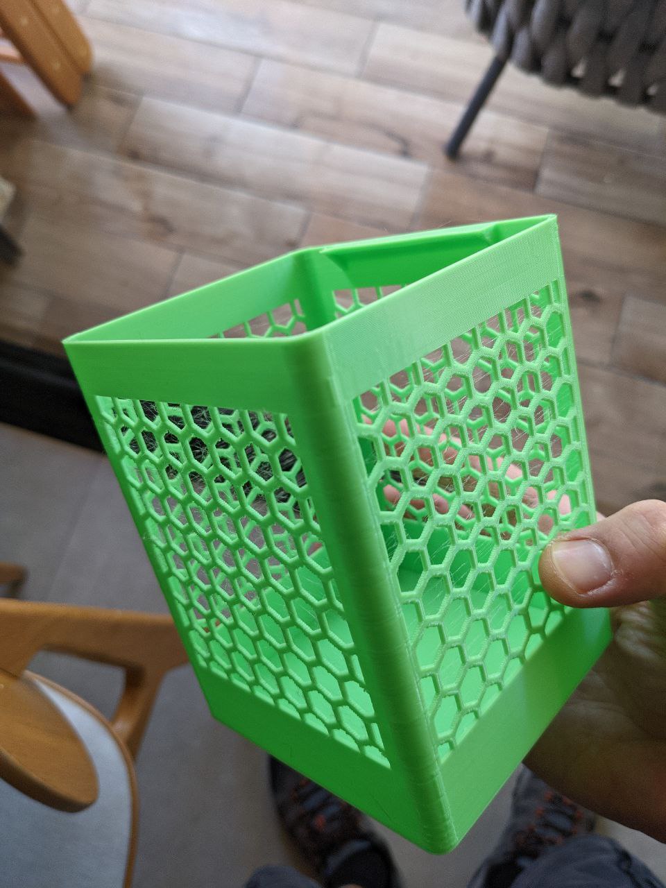 Miniatura 3 do modelo 3D Honeycomb-pattern box with label