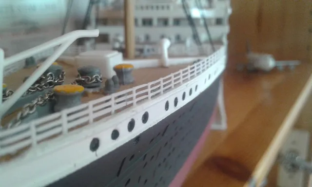 Model Titanic railing