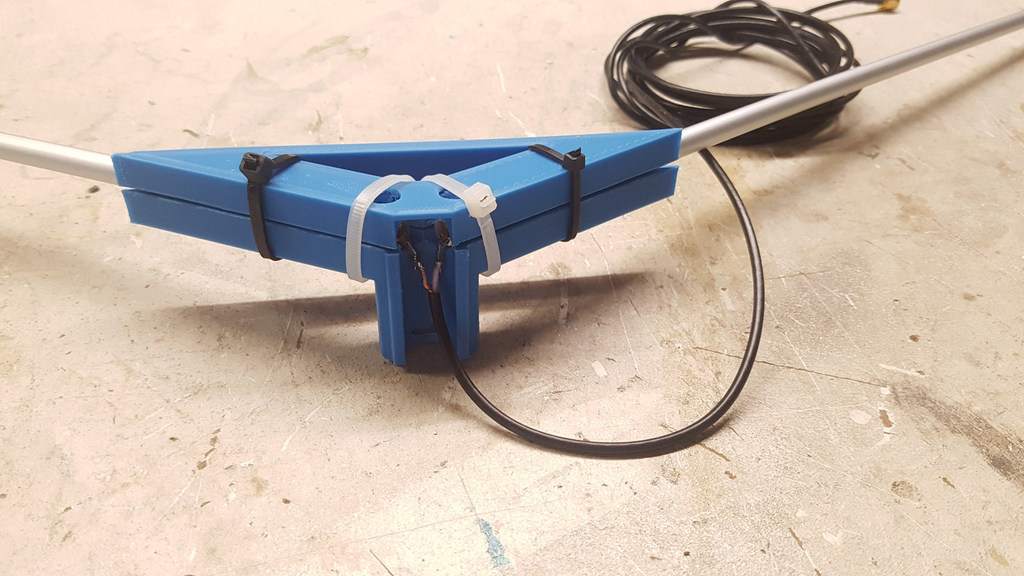 v-dipole antenna holder with round base