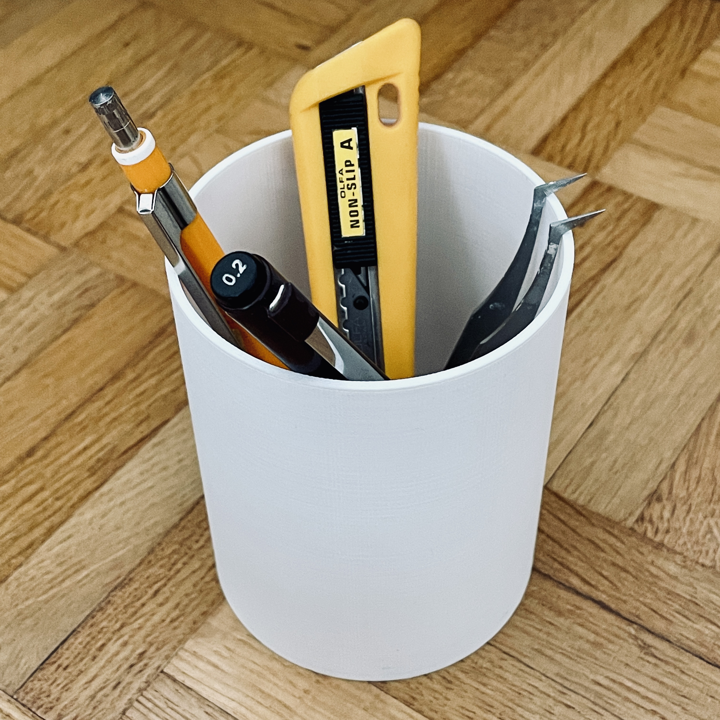 Simple pen holder