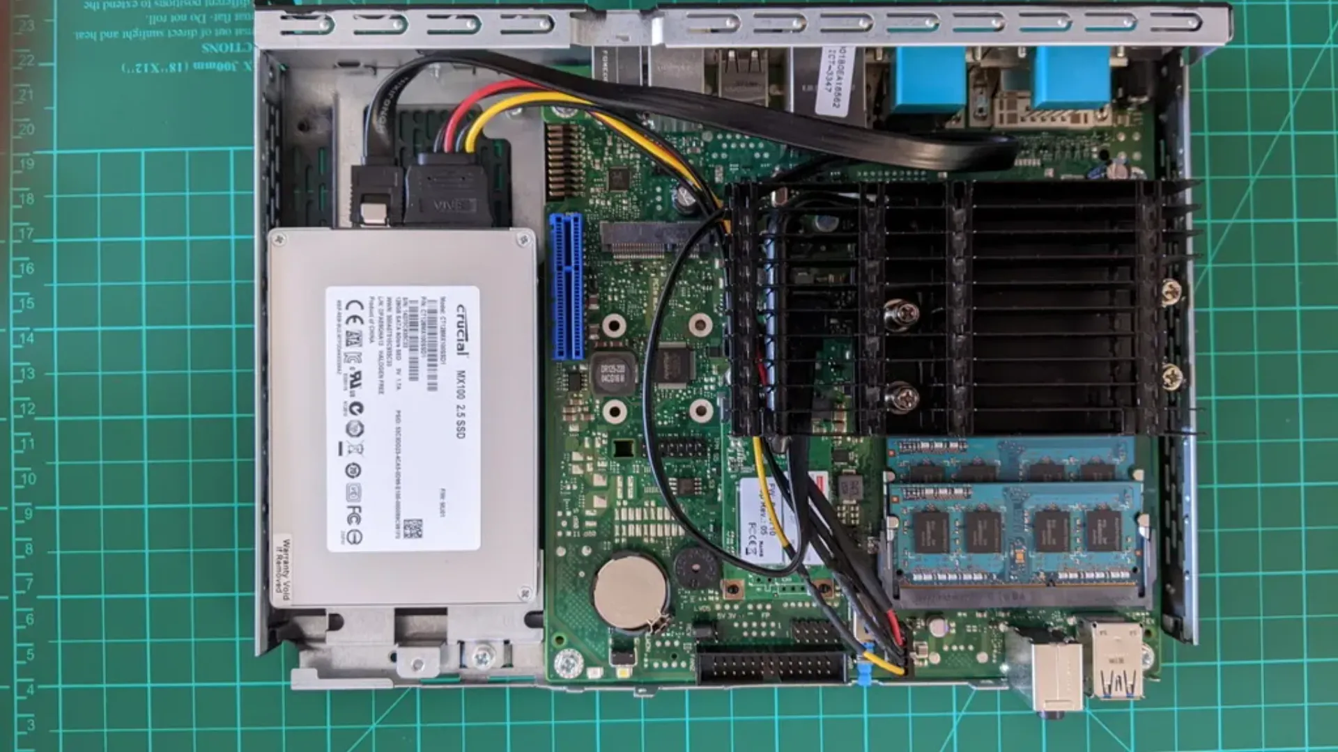 large_display_fujitsu_futro_s920_ssd_hdd_holder_2.webp