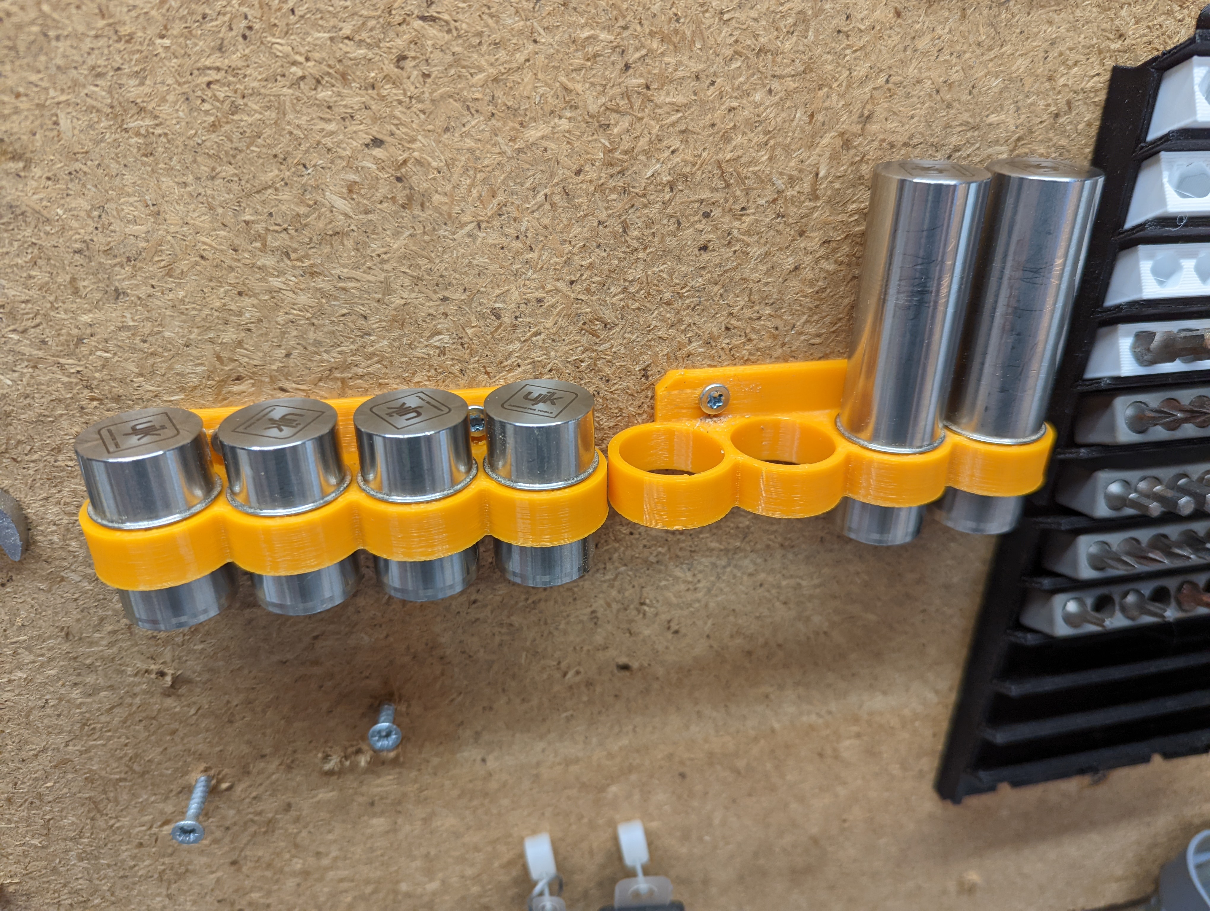 UJK Benchdog wall mount