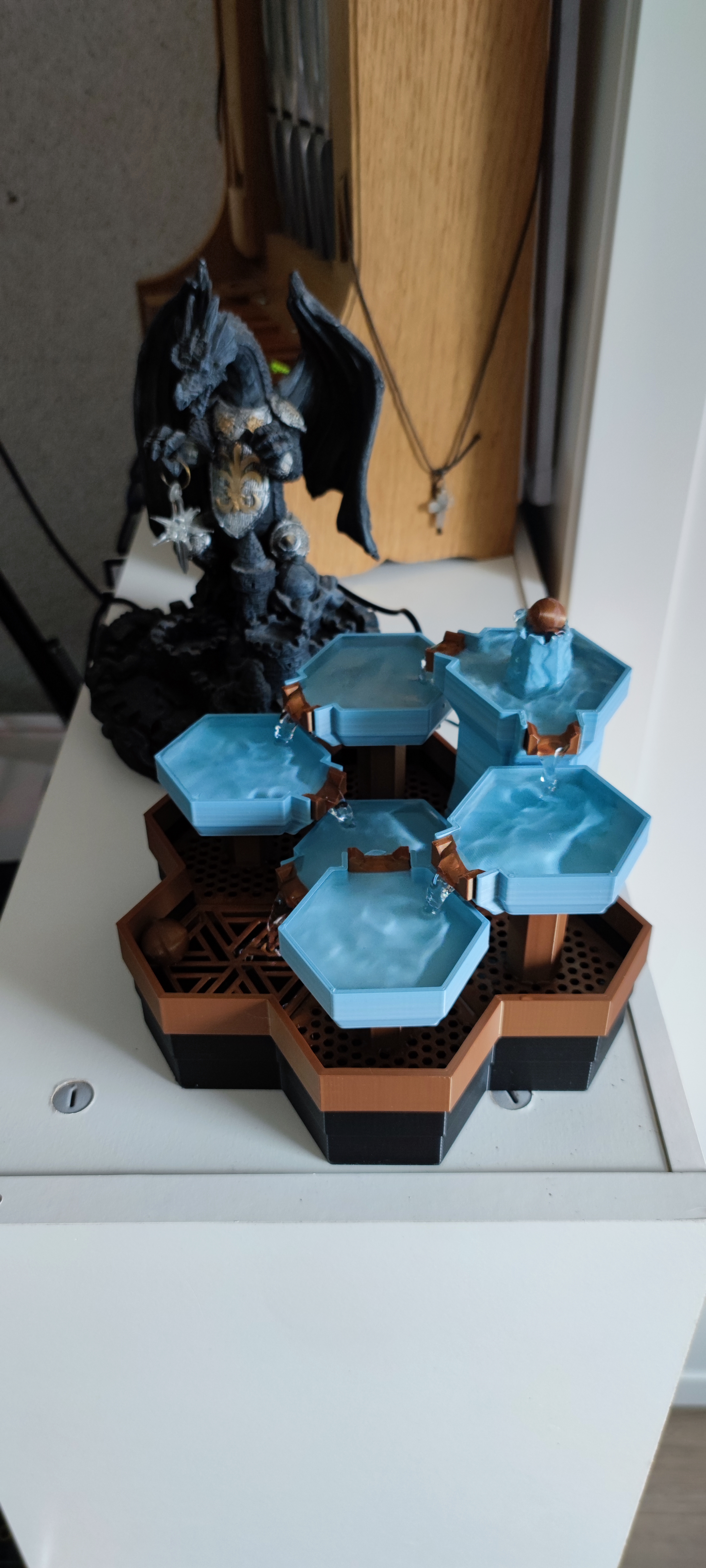 Outlet reducer for modular fountain plates