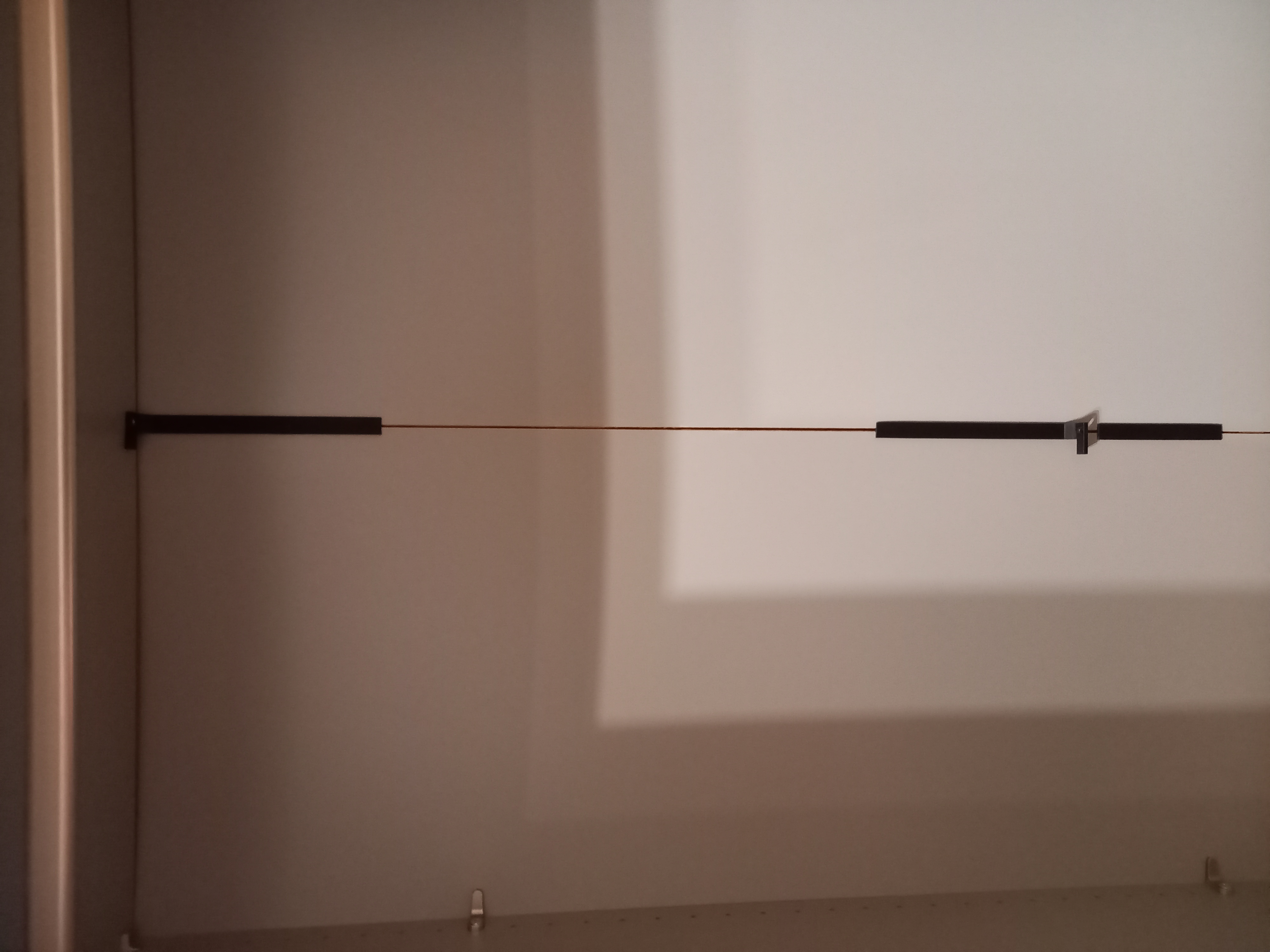 Schrank-Rückwandhalter / Befestigungsschiene für 3 mm Rückwand – Montage von vorn