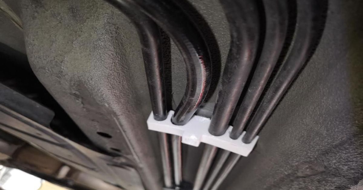 Nissan 350Z Fuel Line Clip by m.skinnes Download free STL model