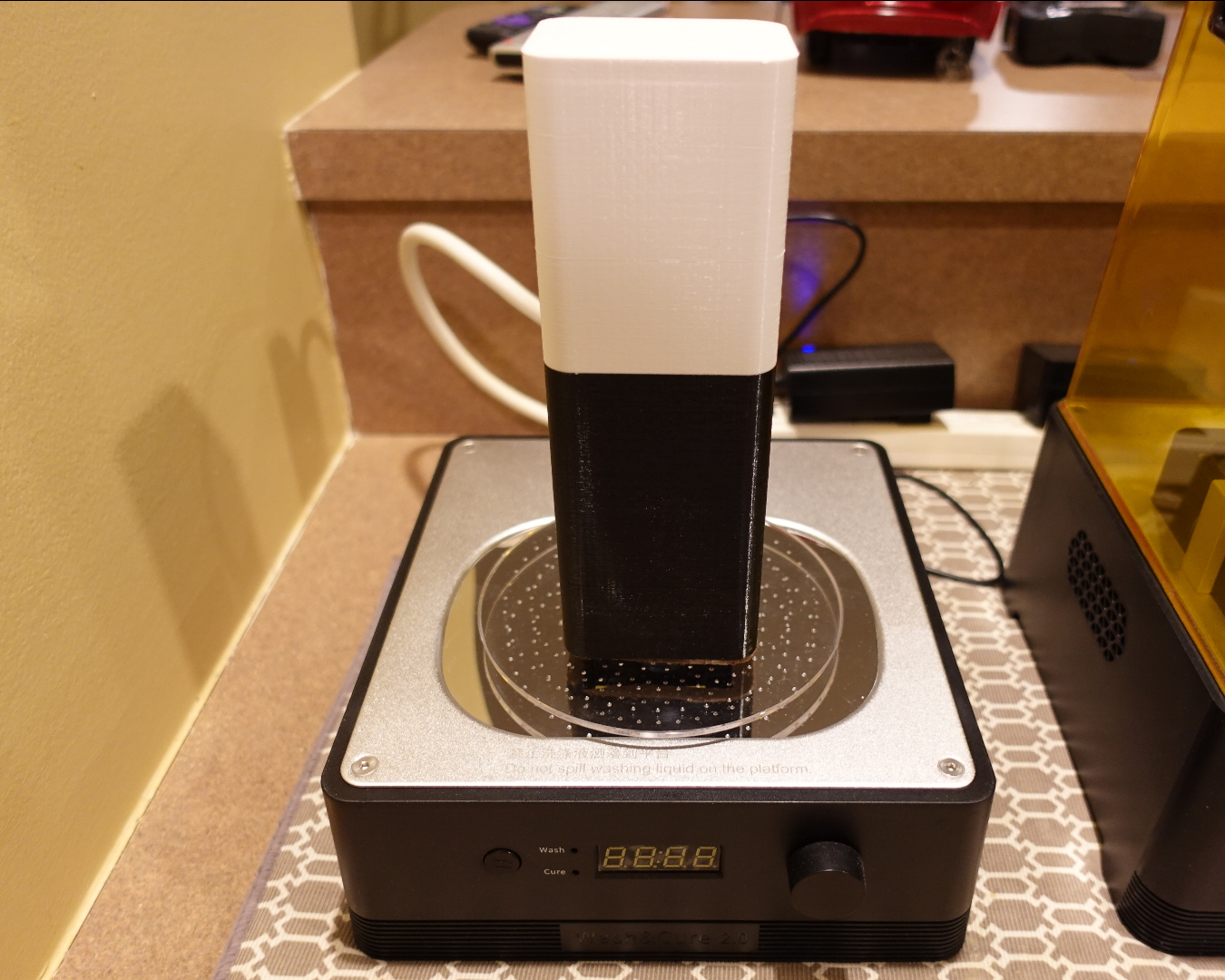 Cure station lid to block lights for turntable use