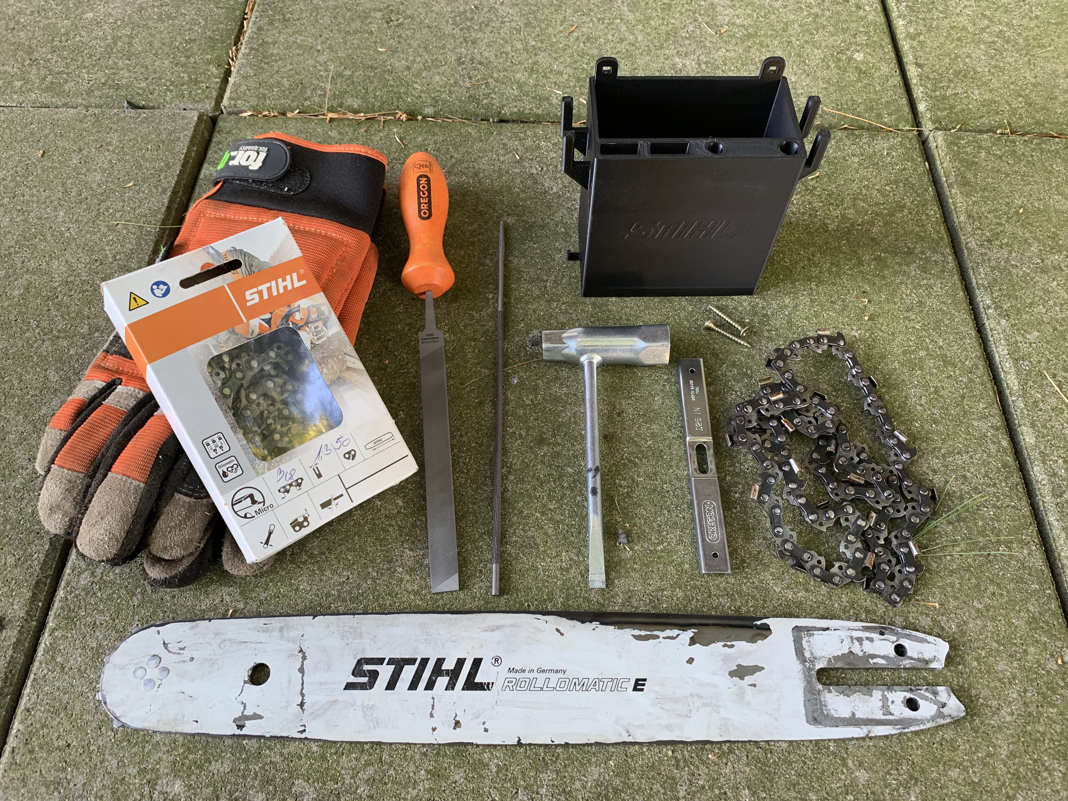 Chainsaw equipment holder / Držák vybavení řetězové pily