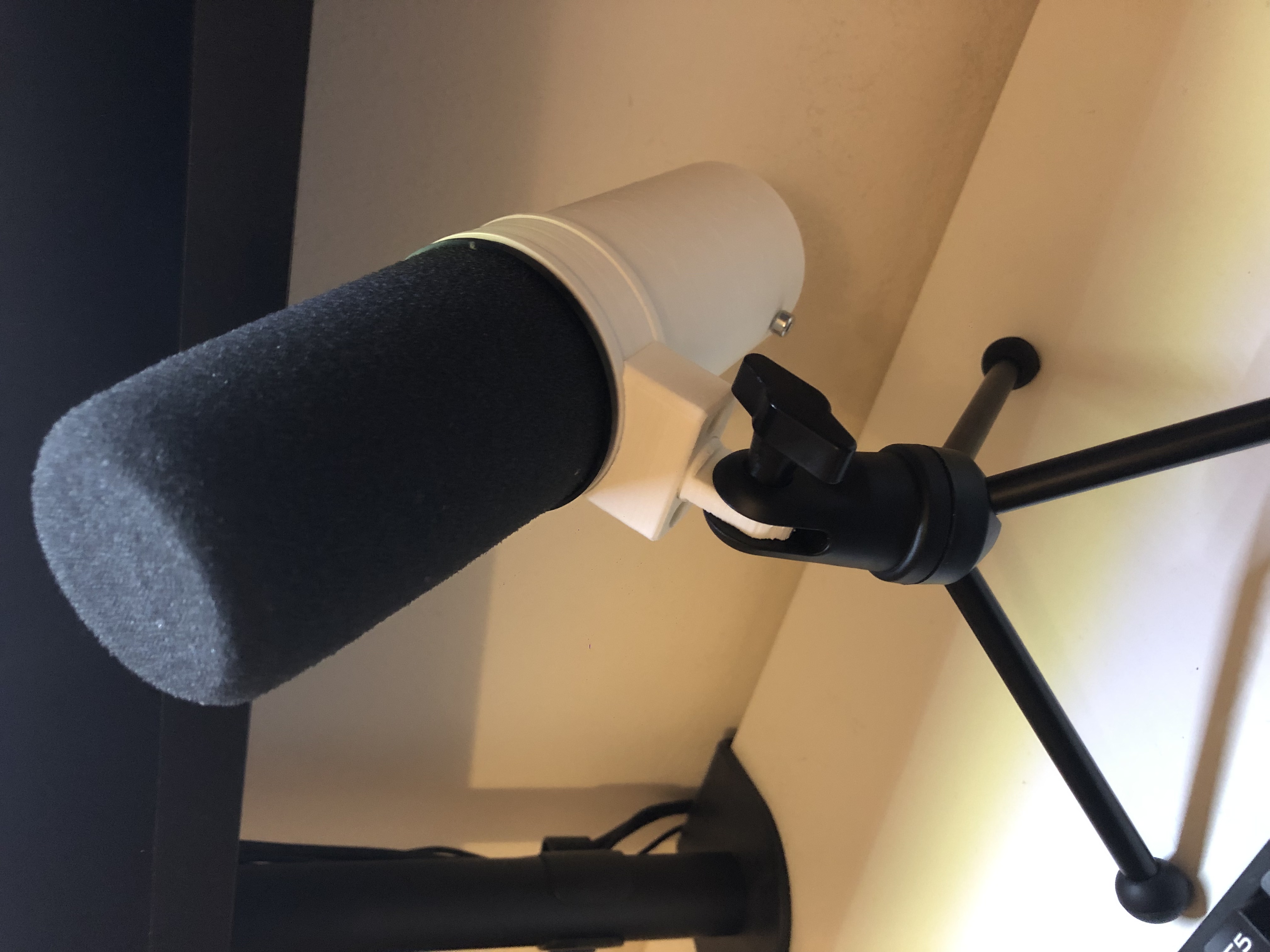 Mount for DIY Shure SM7B Mod