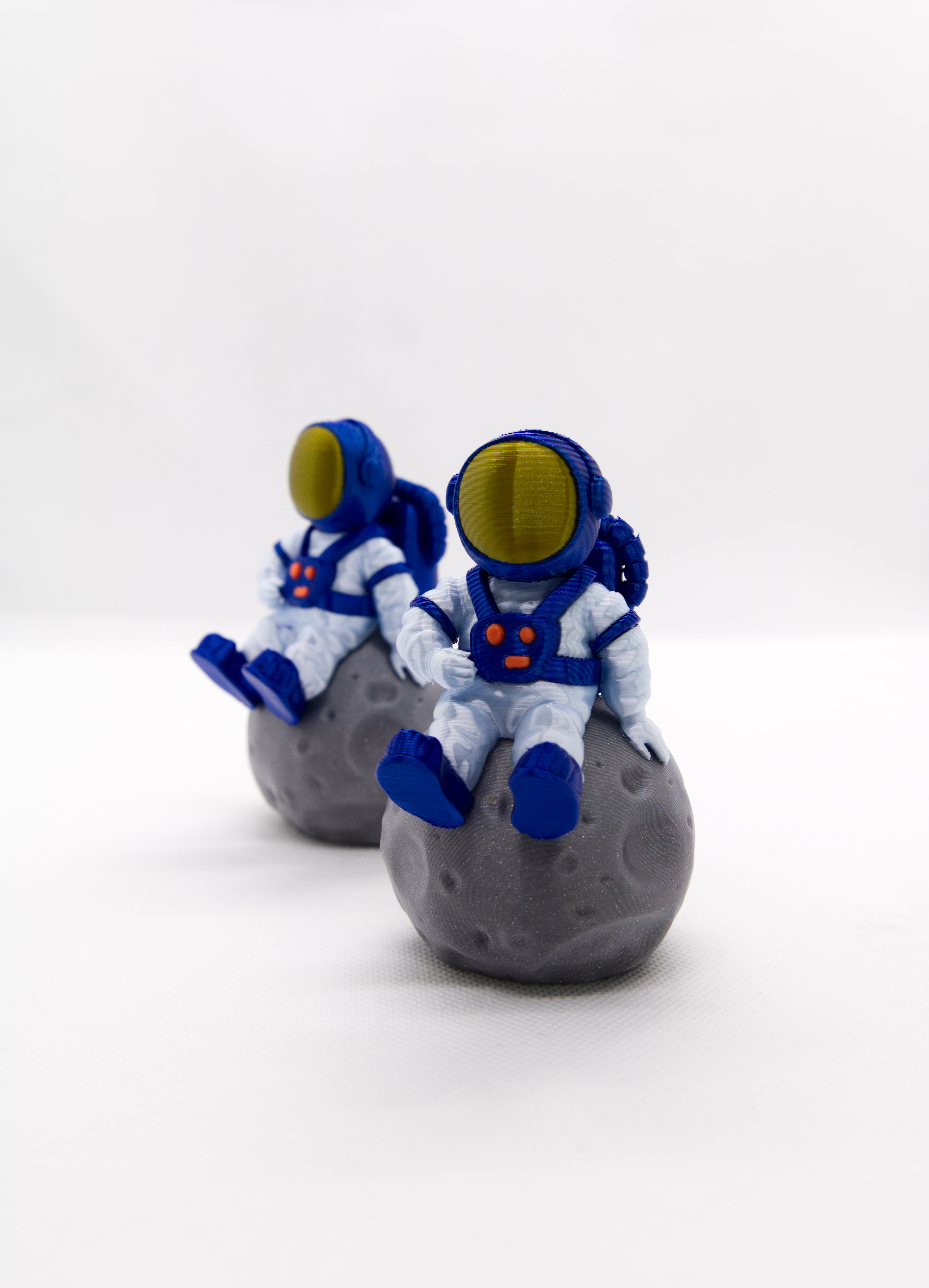 Astronaut sitting on the moon (+.3mf for MMU)