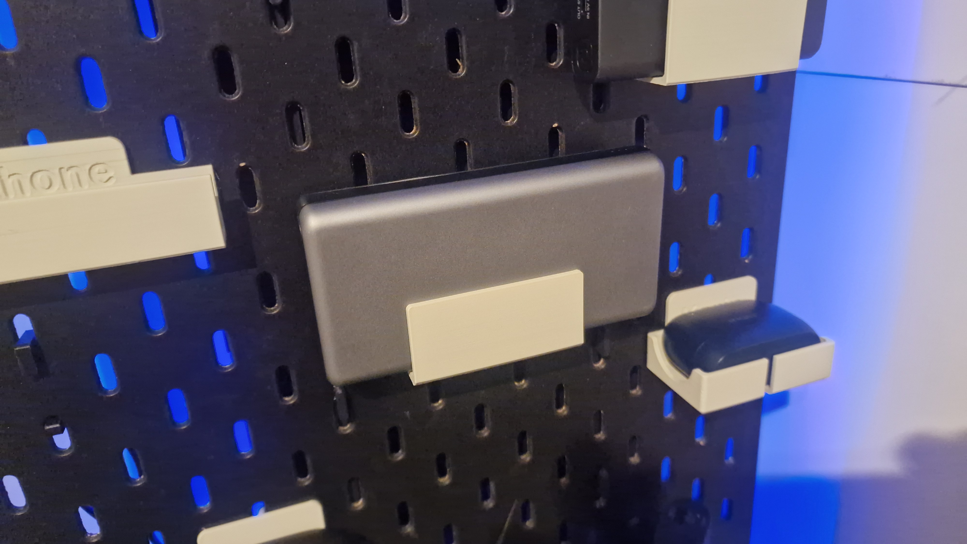 27mm battery pack holder holder (an 'Ikea Skadis Charger wall' module)