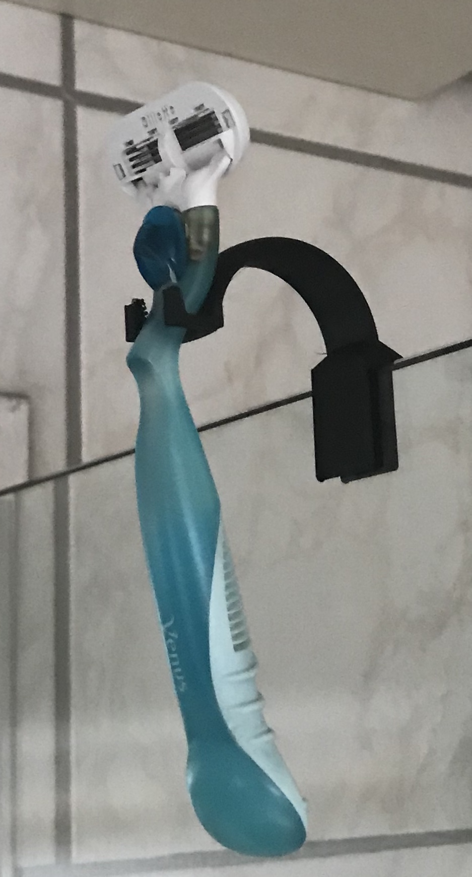 shaver holder for glass pane