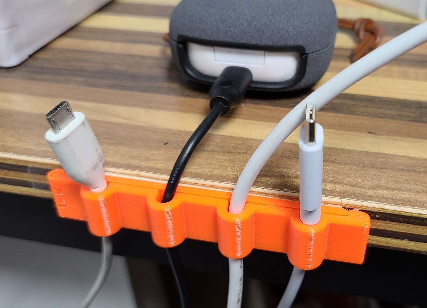 Simple cableholder printed in one piece