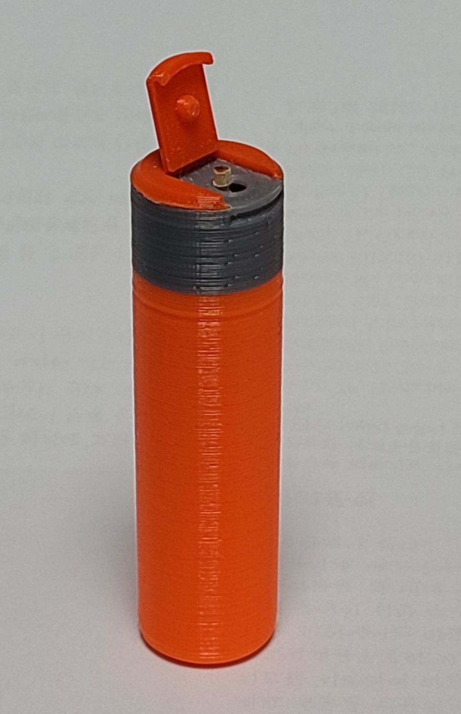 Small portable toothpick case with lid