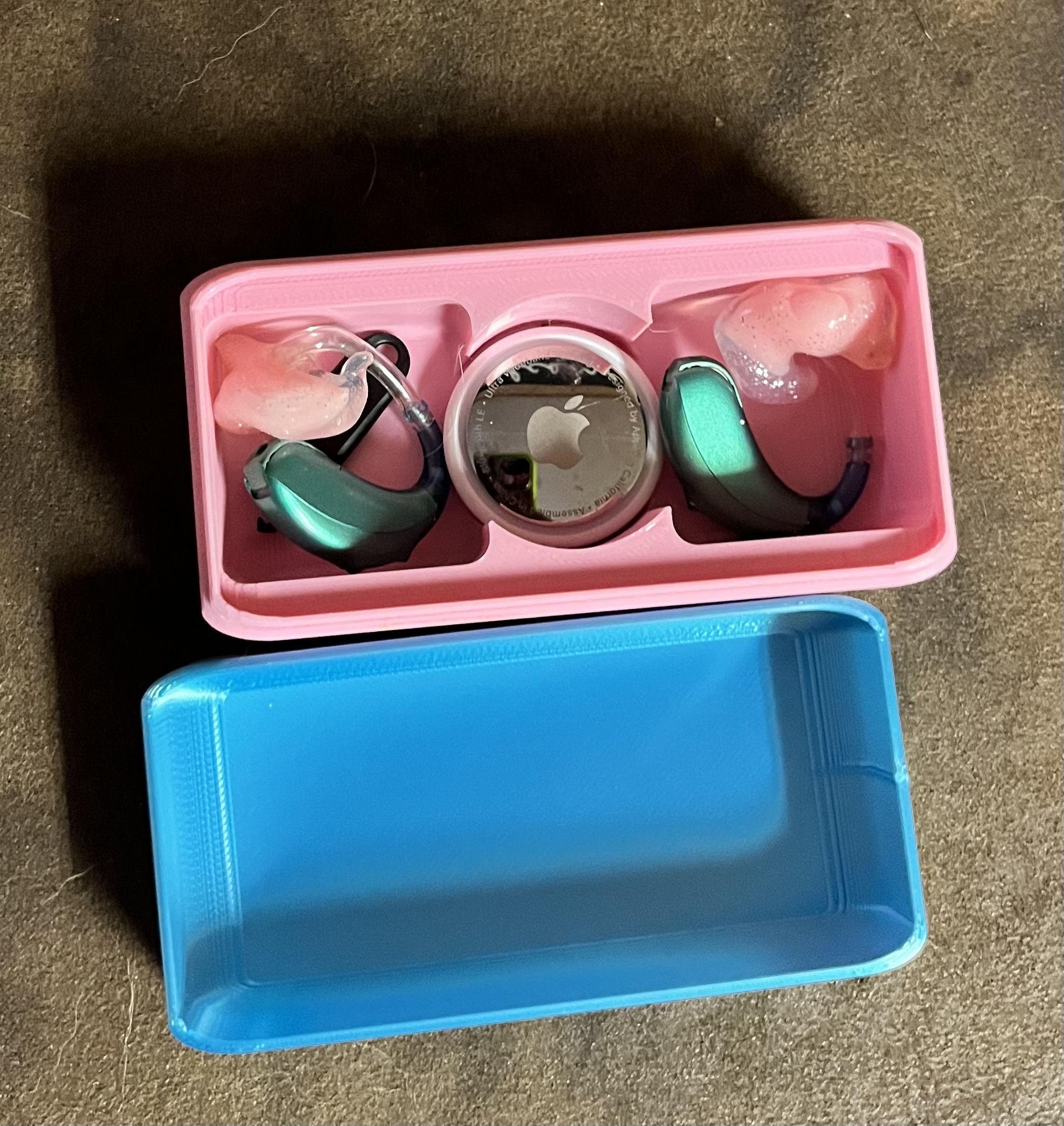 hearing aid case with airtag