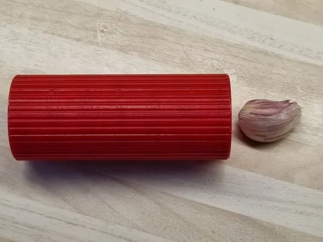 Garlic peeler