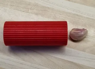 Garlic peeler
