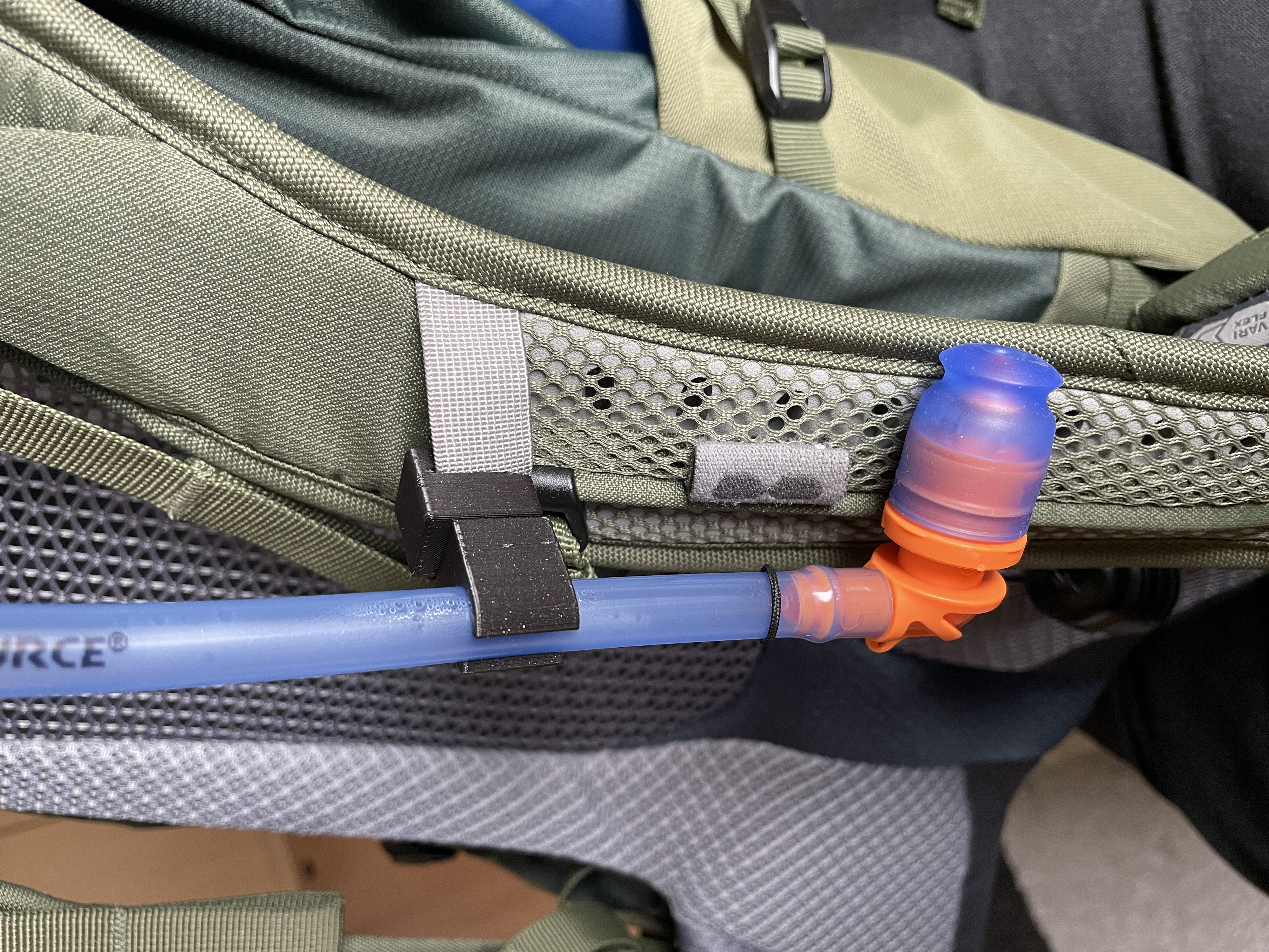 Magnetic water bladder holder backpack