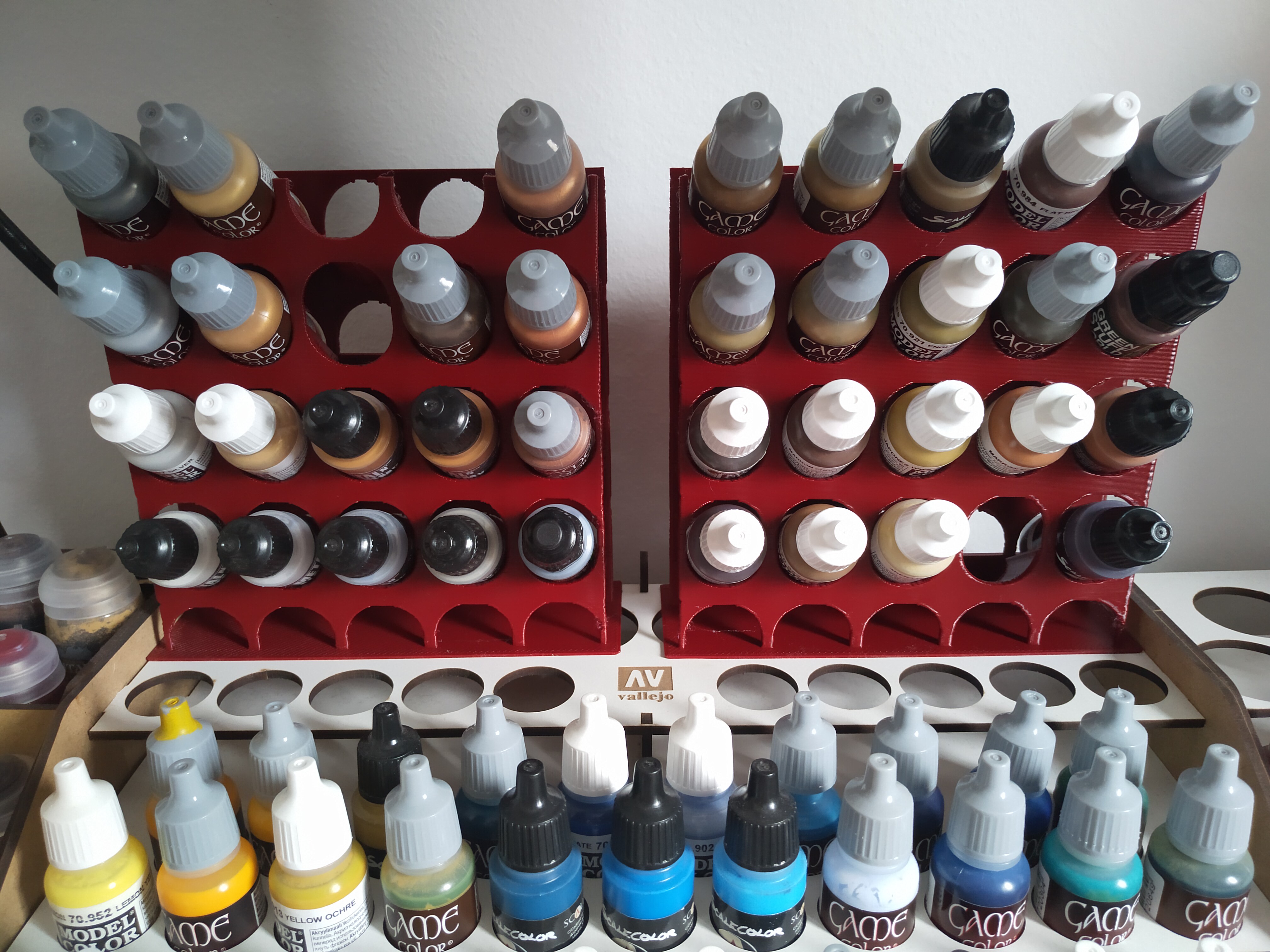 Vertical paint rack for flat surfaces