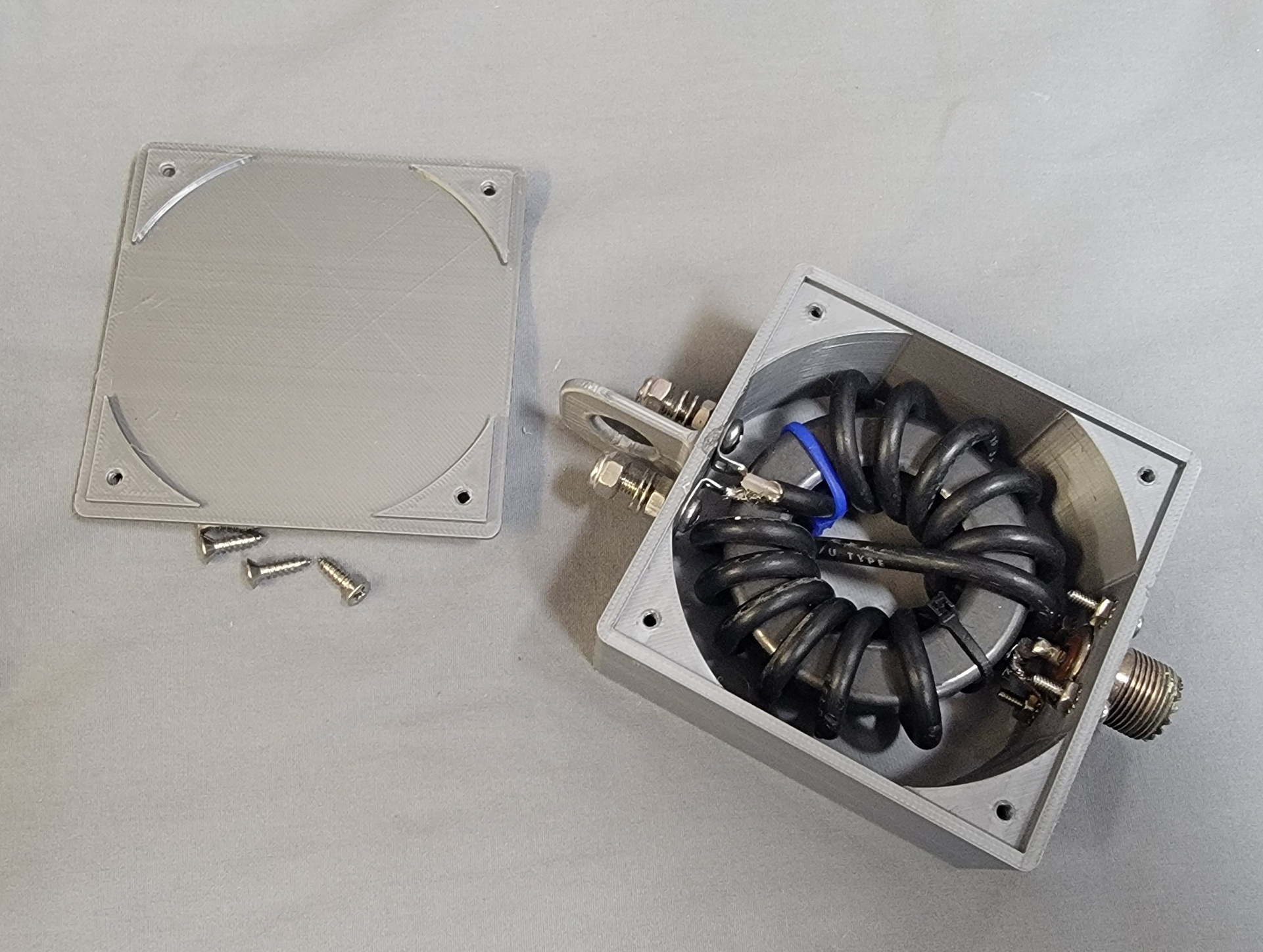 Balun box for antennas
