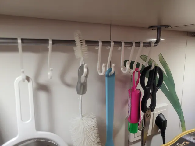 Kitchen hook for a tight fit on a d10 rod
