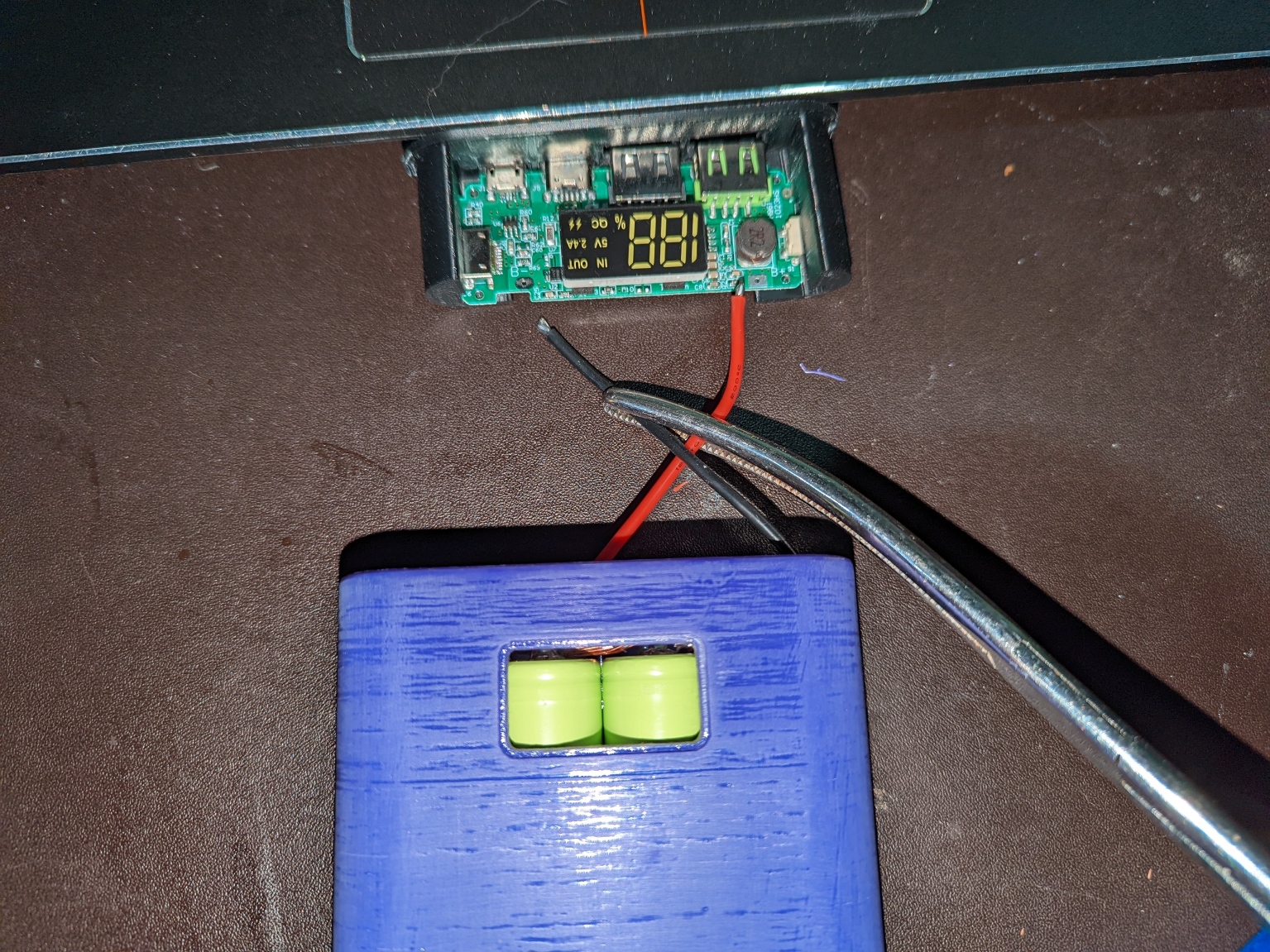 LiIon battery bank with lightning charger by Mupshot Download free