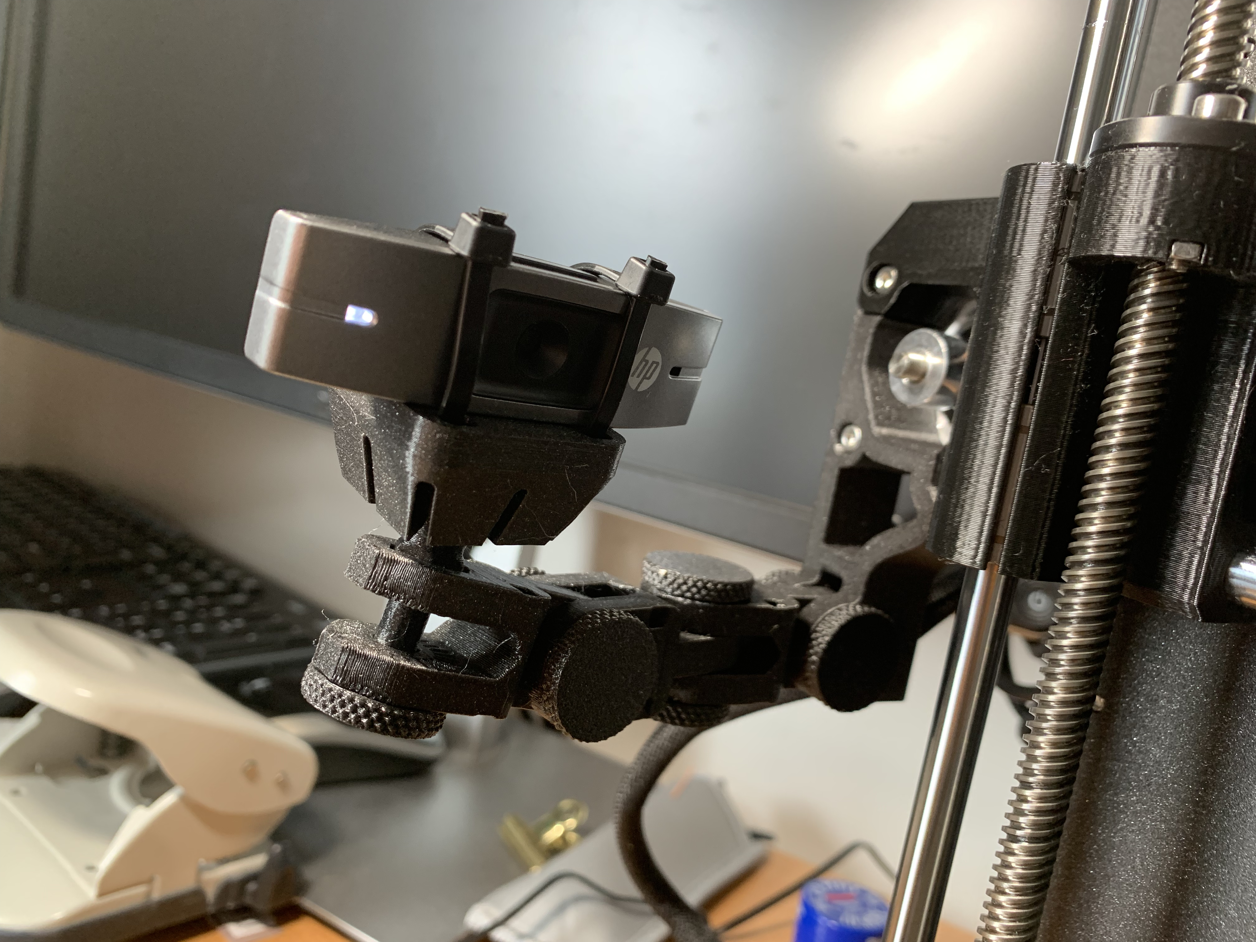 Miniatura 2 do modelo 3D Universal Webcam Mount