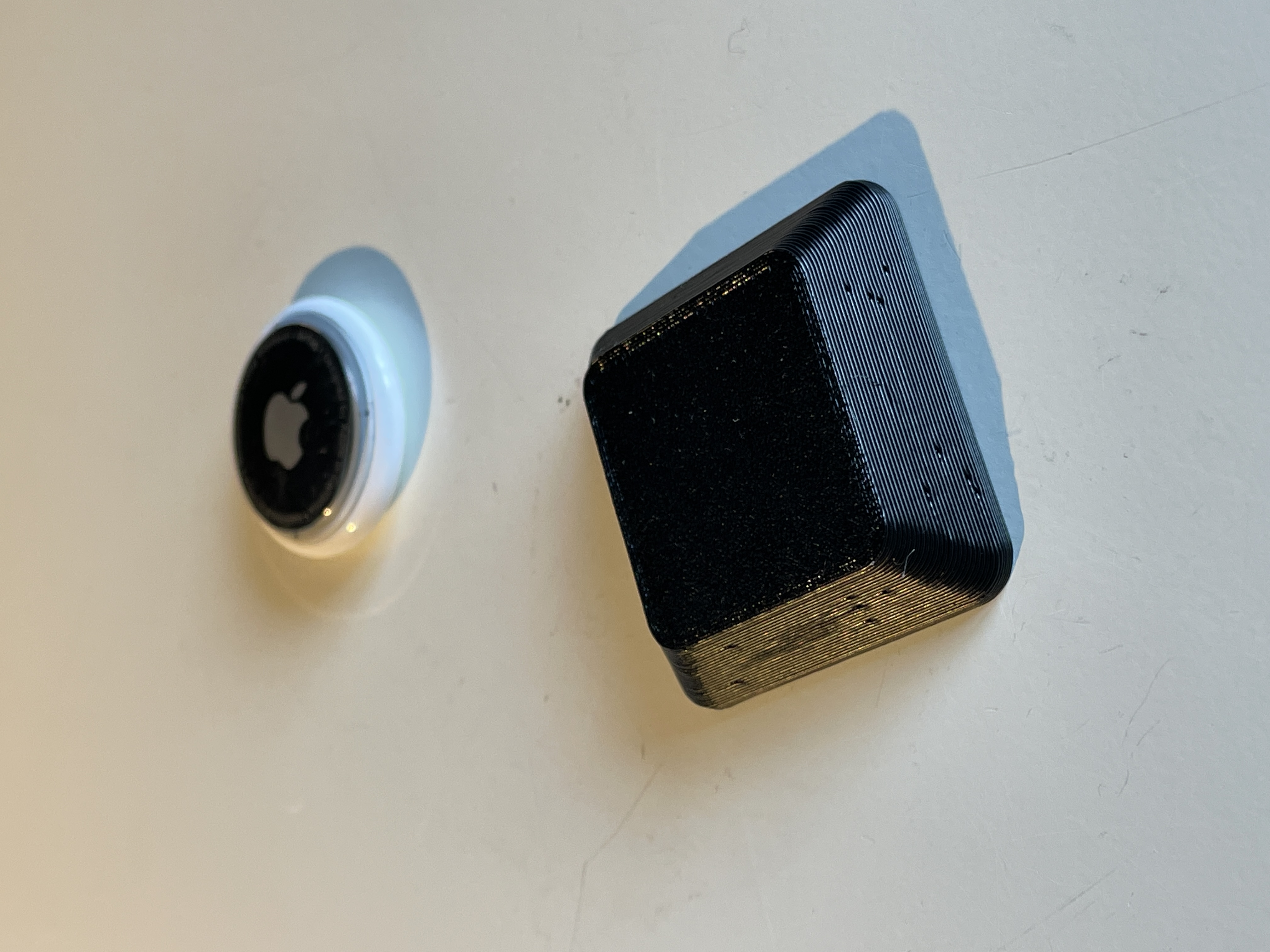 Airtag holder for dobbeltsidet tape by Skov Knudsen Inventions