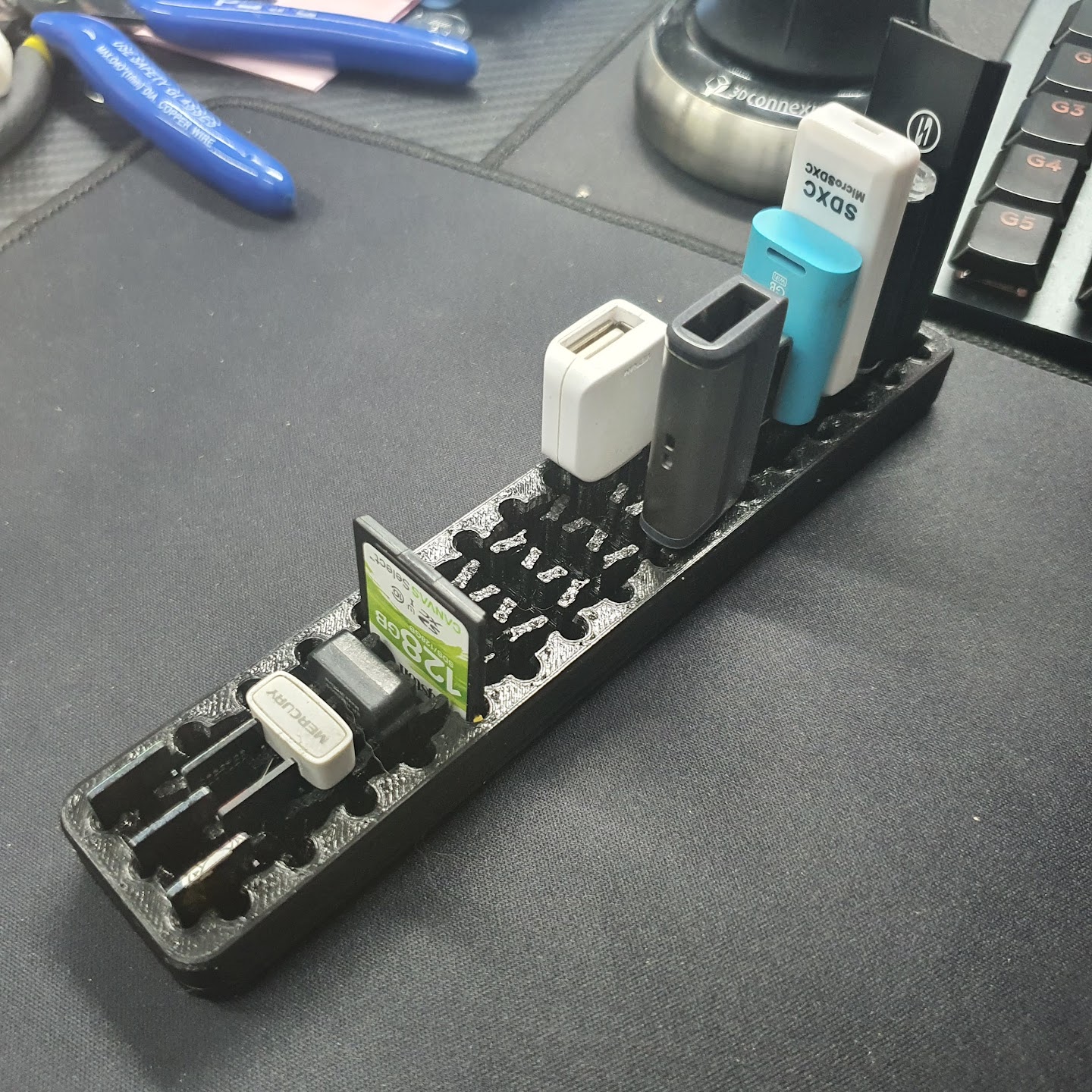 USB USBC SD MicroSD multipurpose holder.