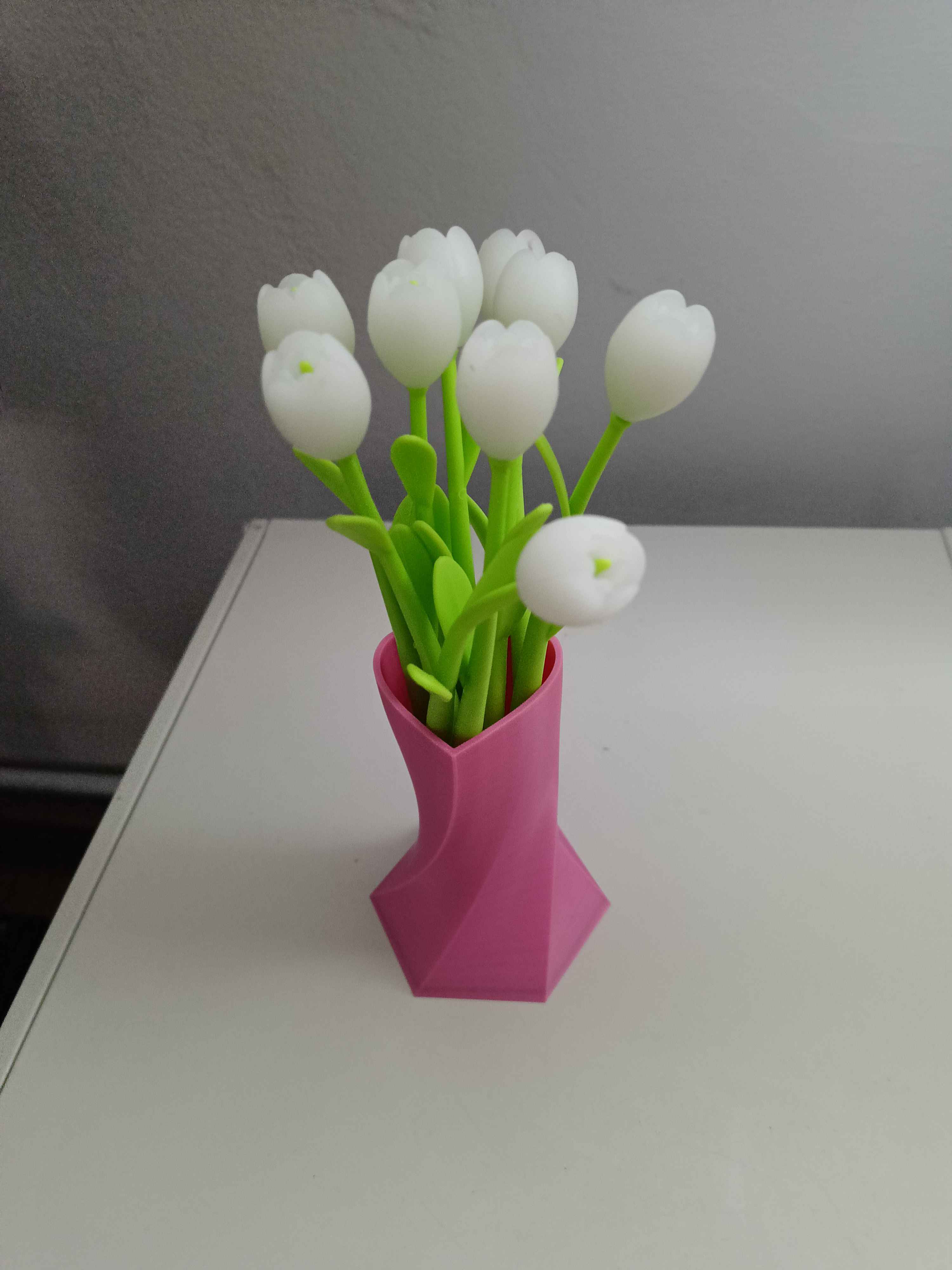 Geometric Twisted Heart Vase - Seamless Low Poly Design