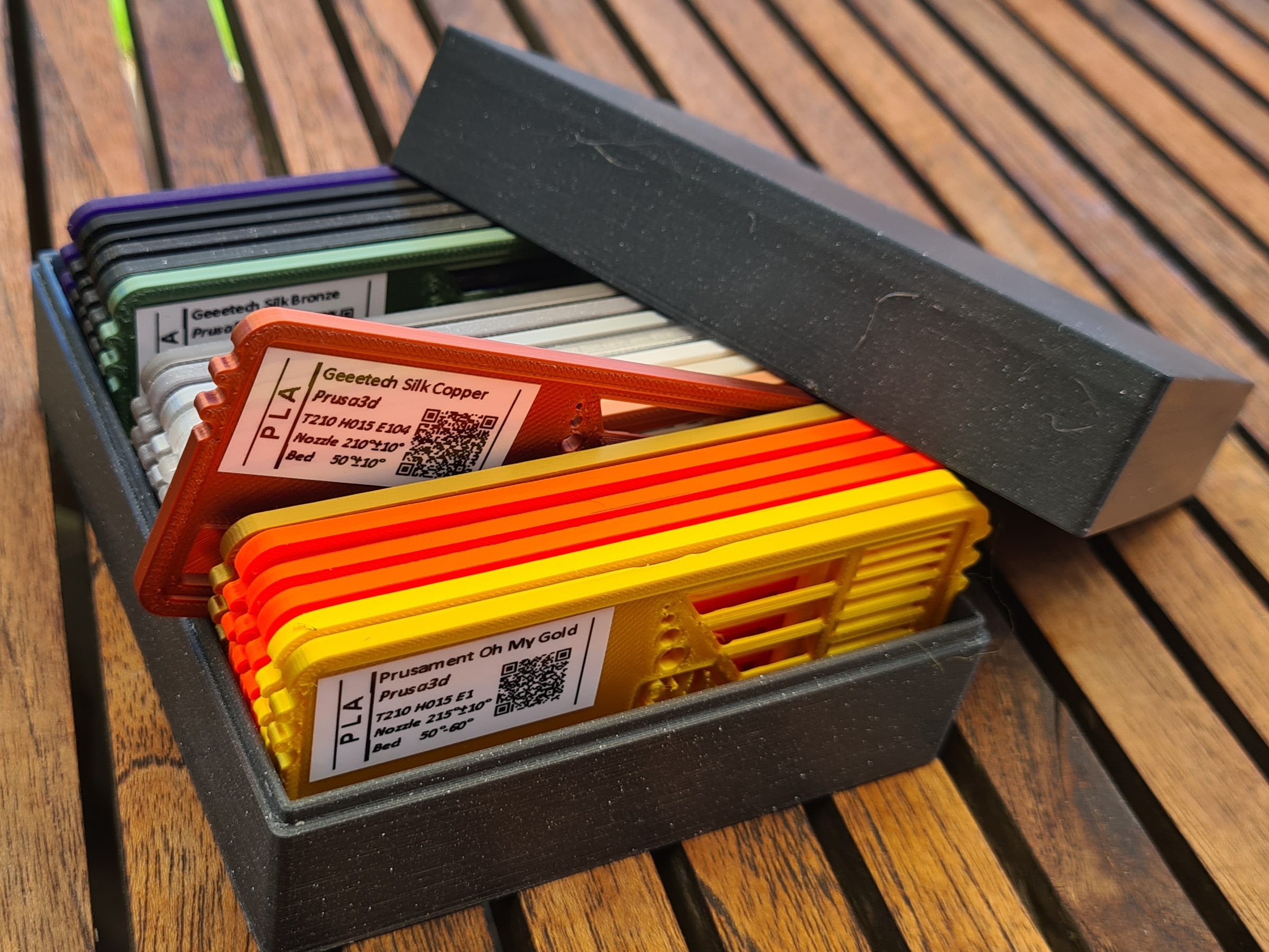 Filament swatch box with lid
