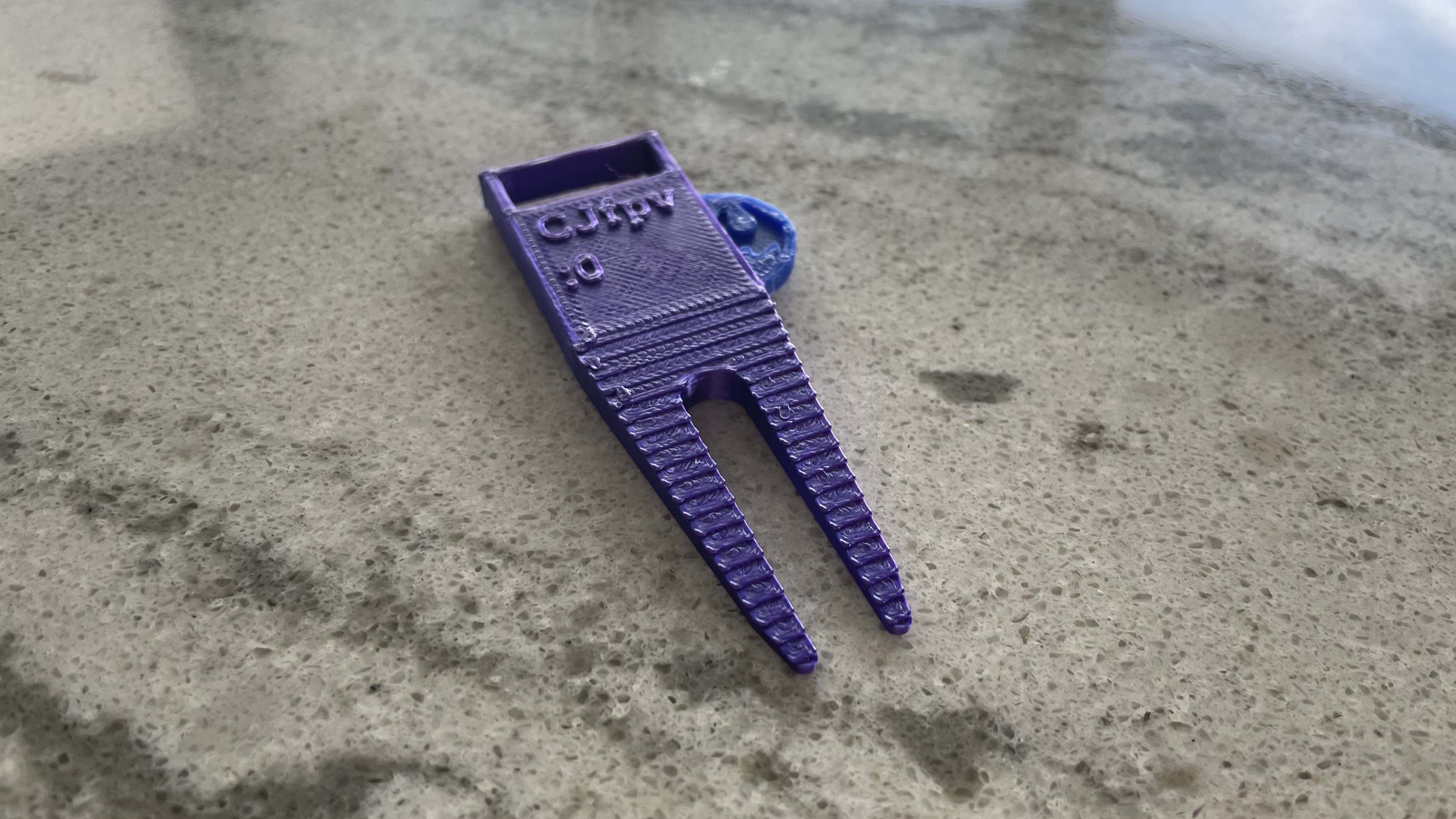 Miniatura 2 do modelo 3D Golf divot tool with puck