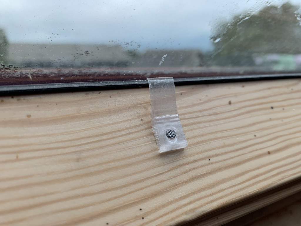 Small latch for a custom window shutter (velux window)