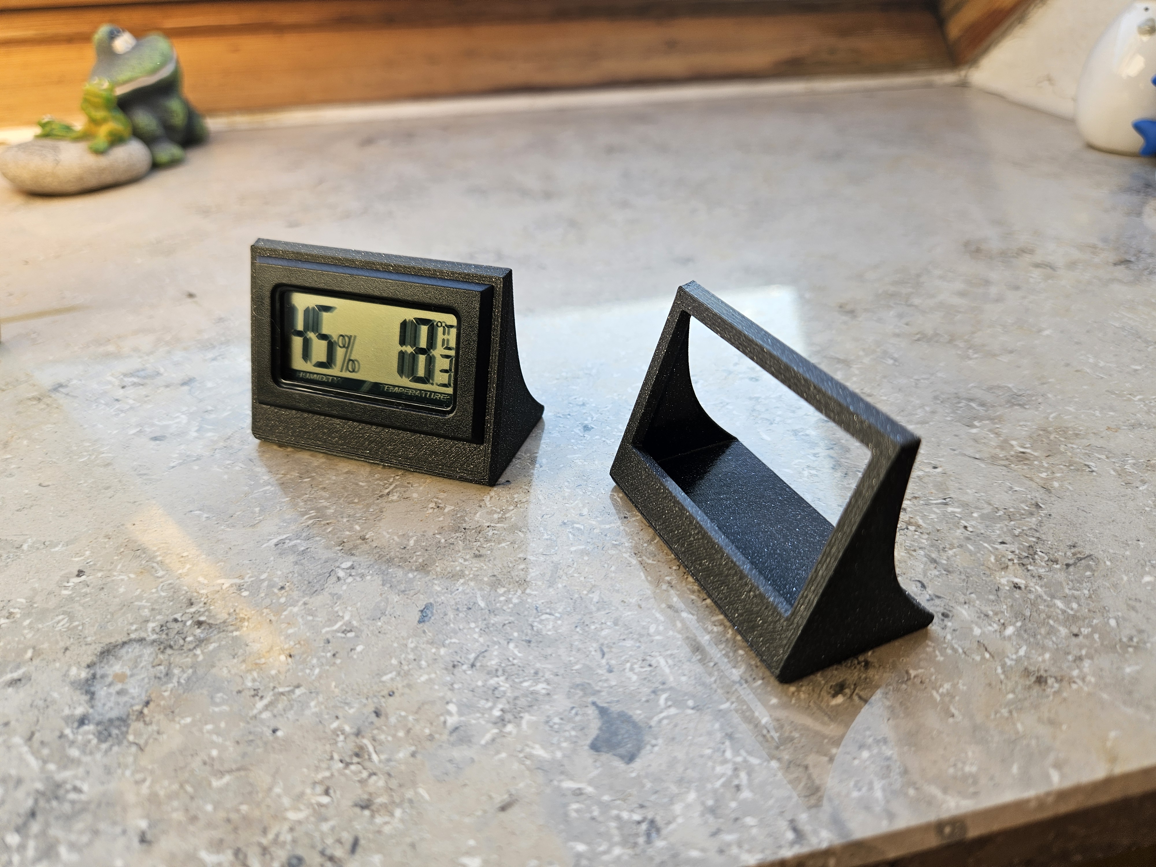 Stand/Adapter for temperature and humidity sensor