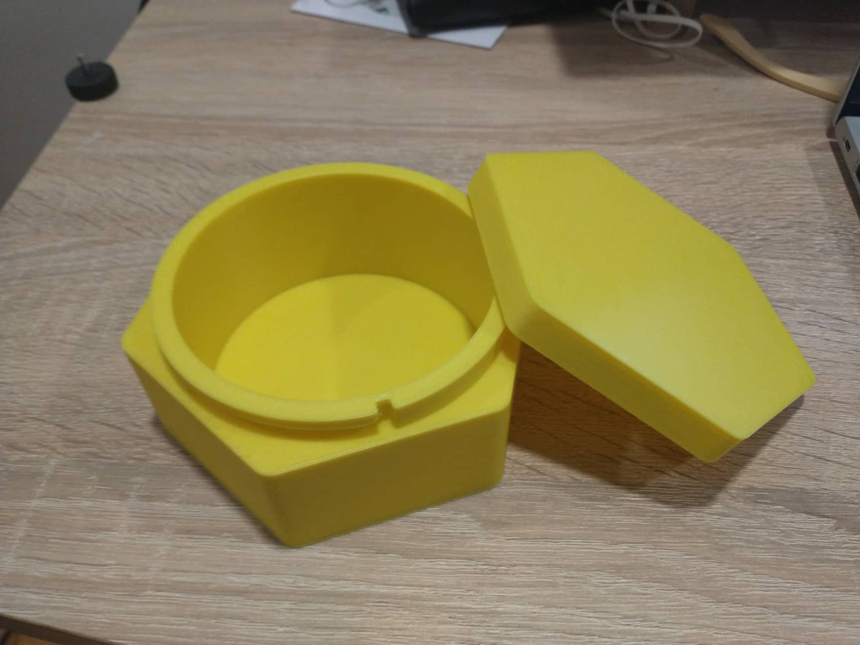 Hexabox with simple close