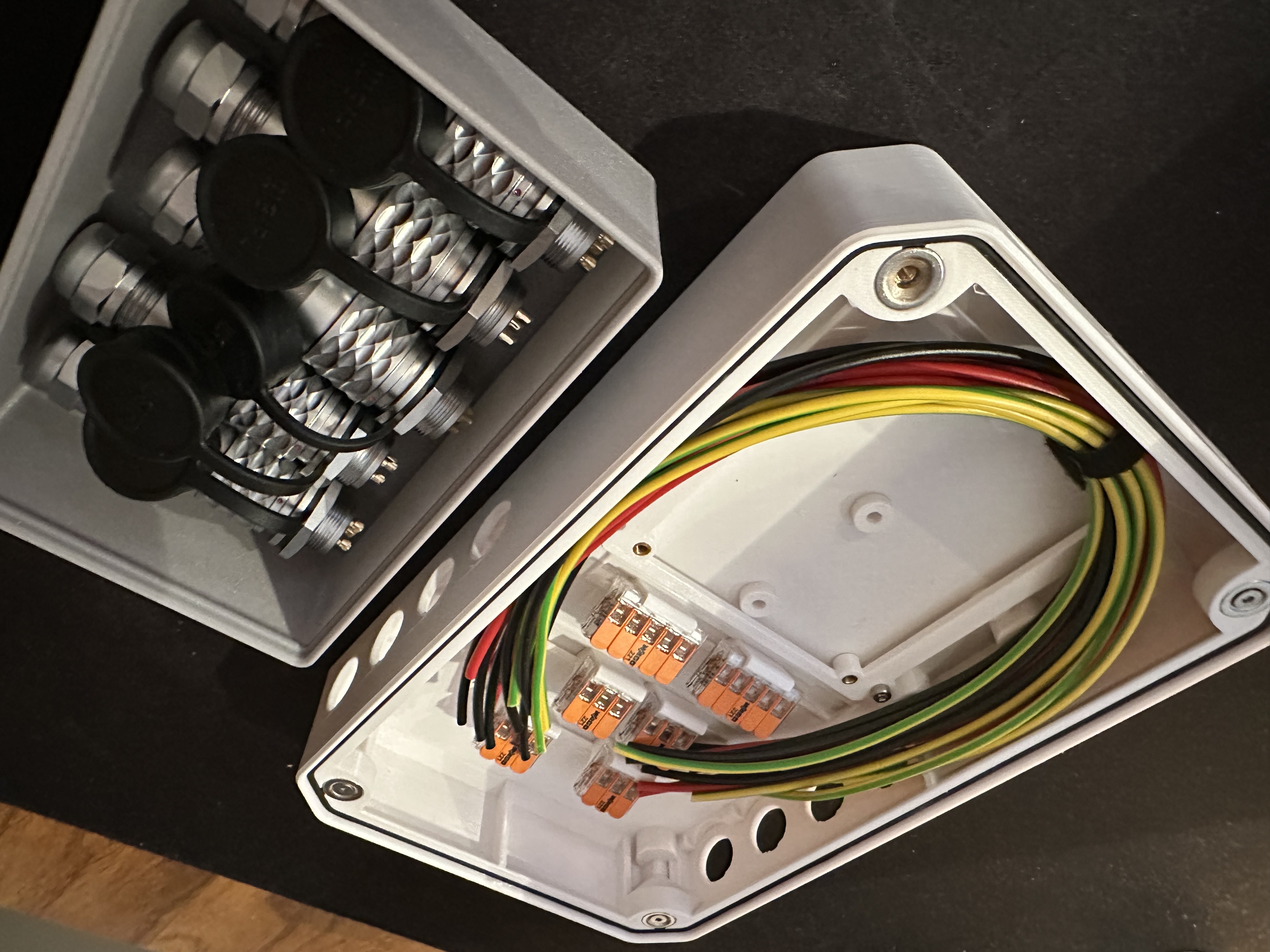 Electrical Junction Box for Wago Clamps with Modular Mounts and Lid by pixelwave