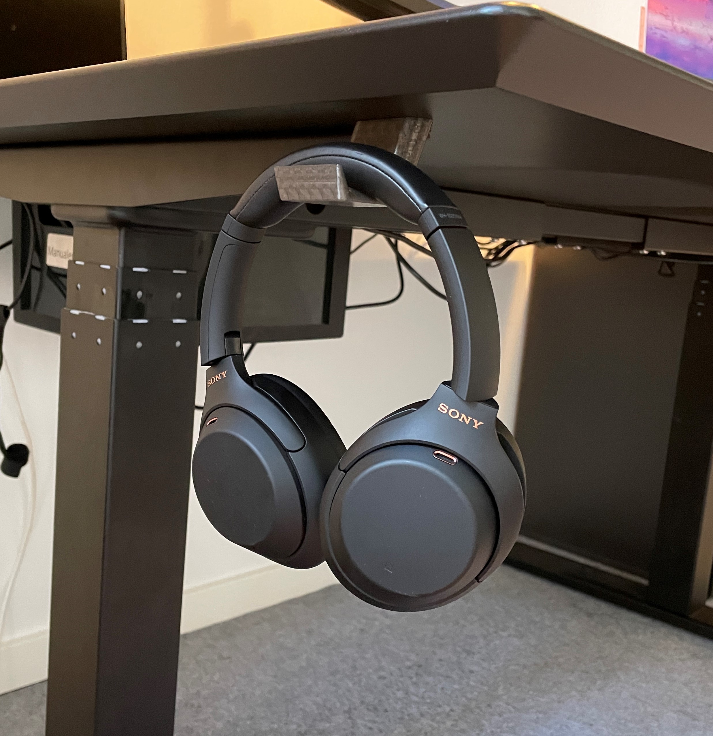 Headphone holder for desk