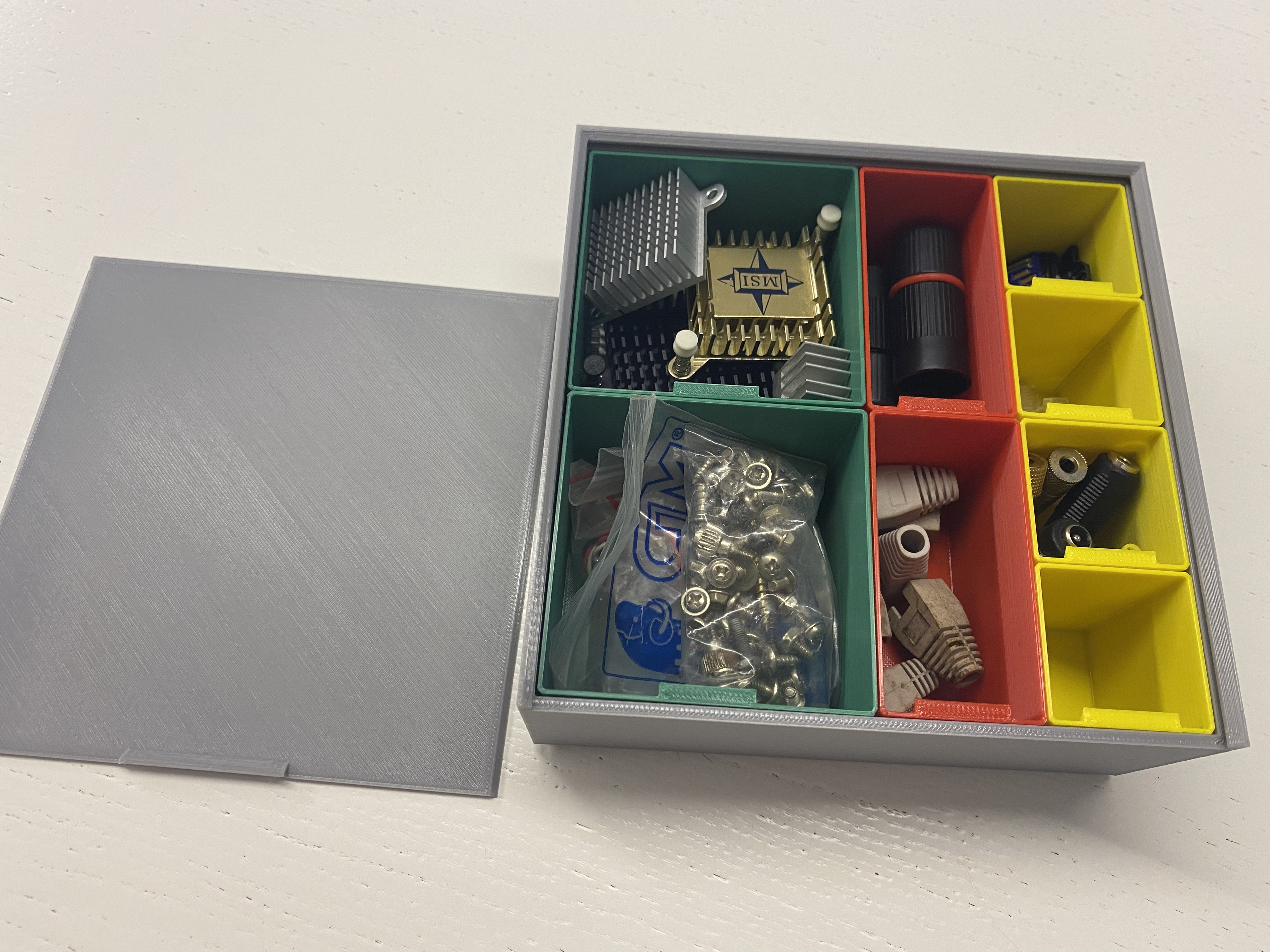 Miniatura 3 do modelo 3D Stackable box with locking lid and inserts