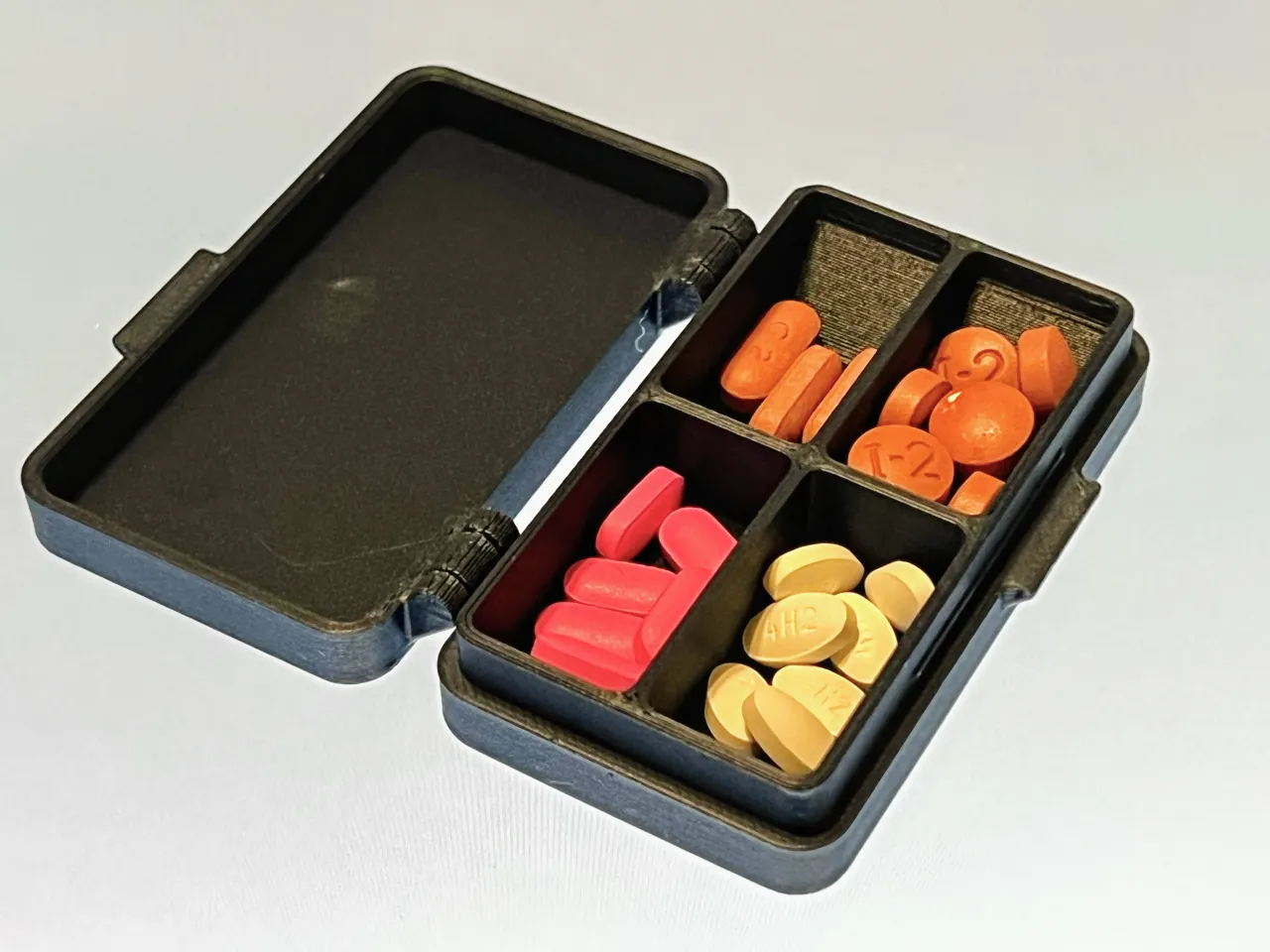 Compact weekly pill box by Julia Ebert, Download free STL model