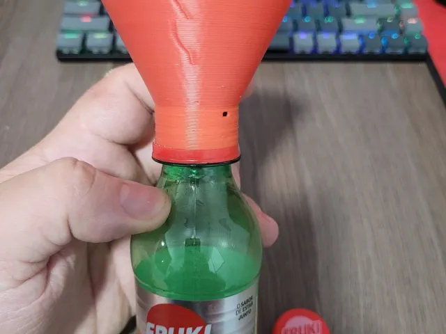 Threaded funnel for soda bottles