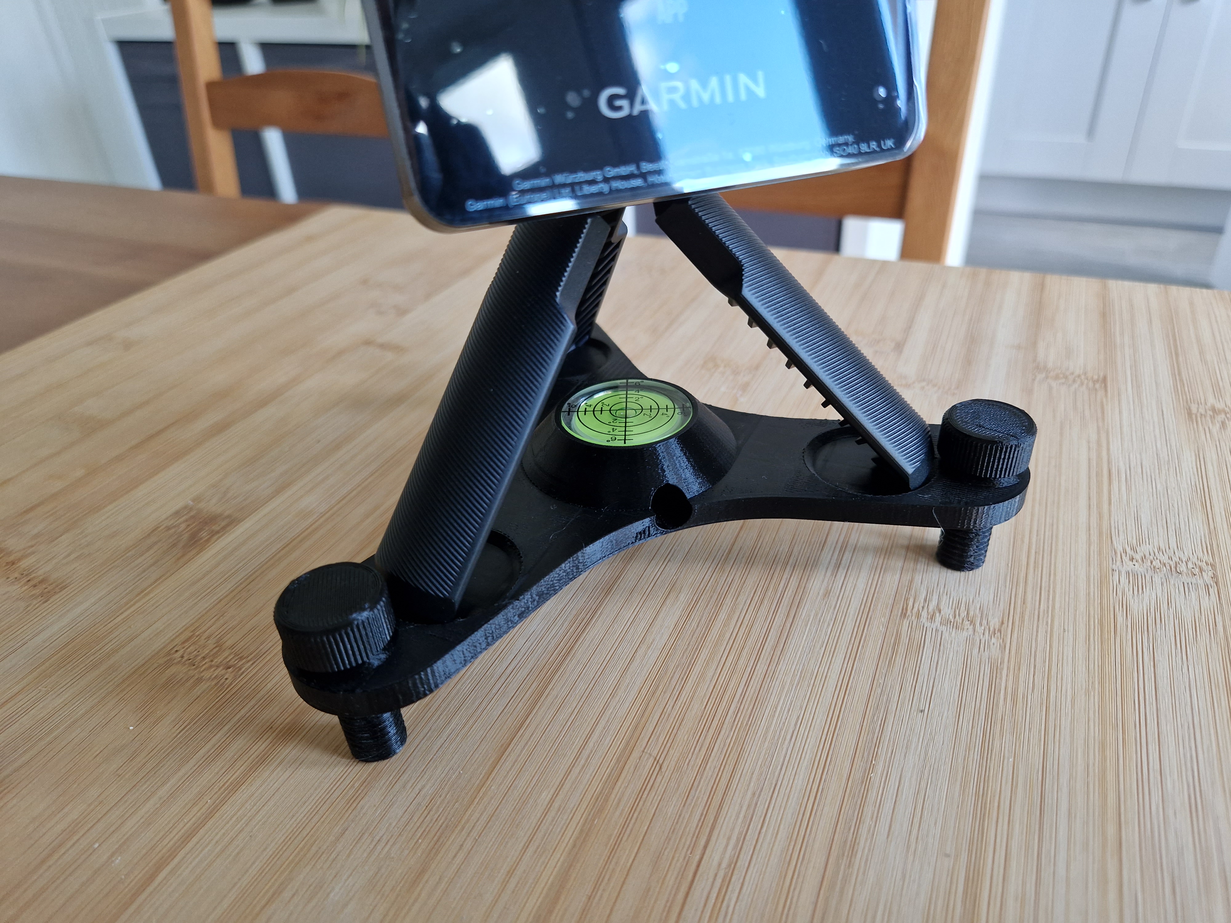 Garmin Approach R10 levelling stand