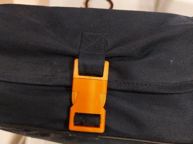 Buckle for toiletry bag