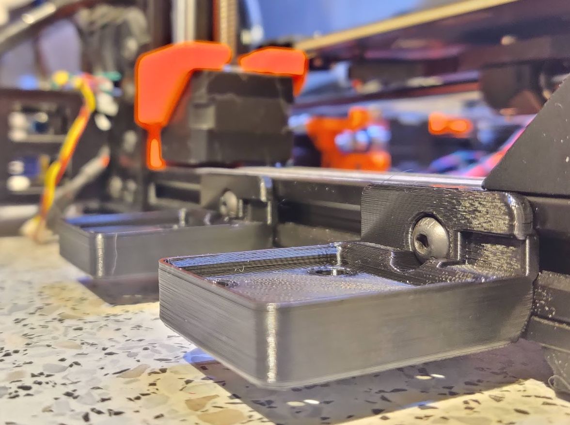 Printer-mounted Gridfinity baseplate (V-slot/Bear)