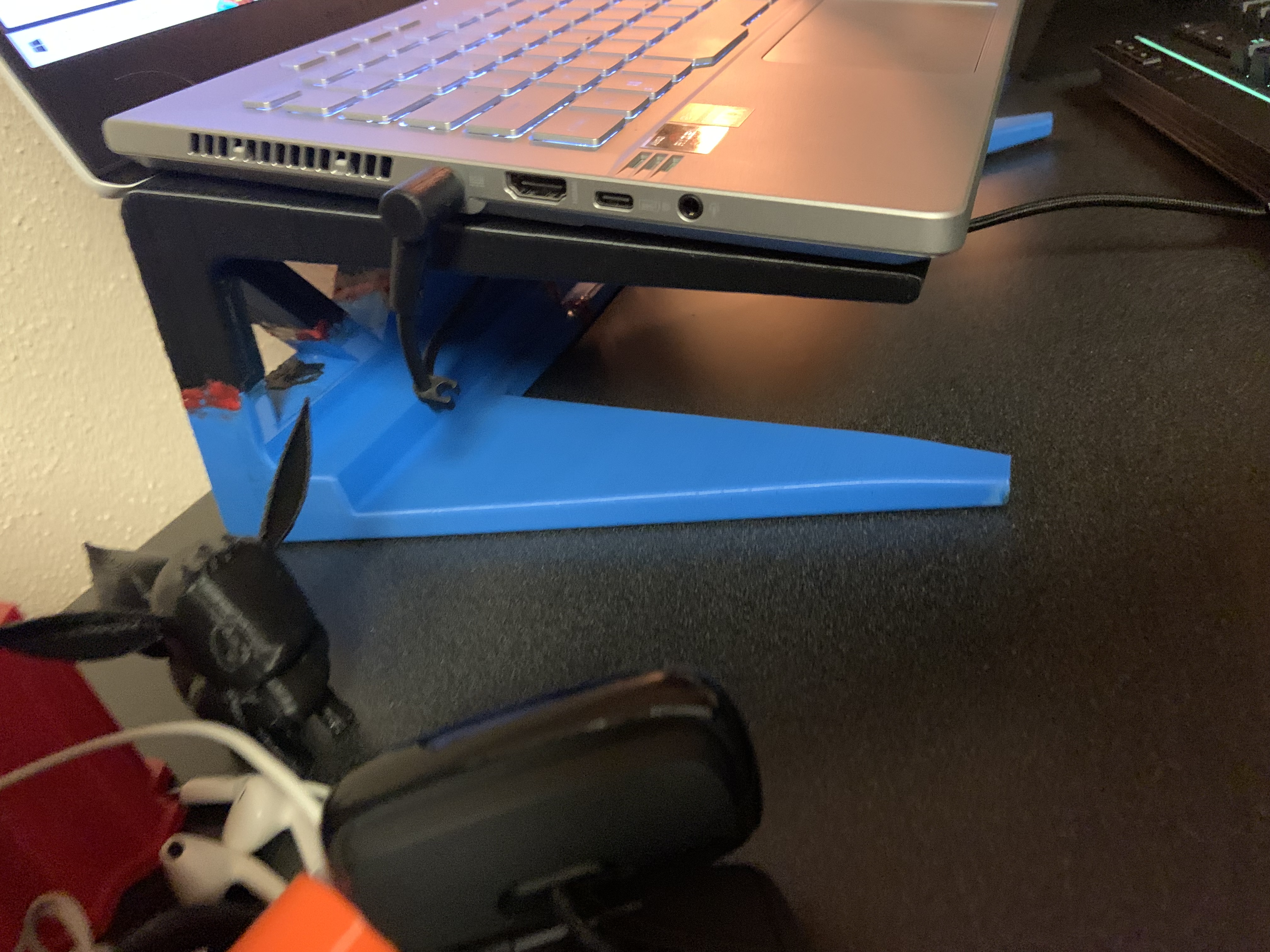 Laptop stand