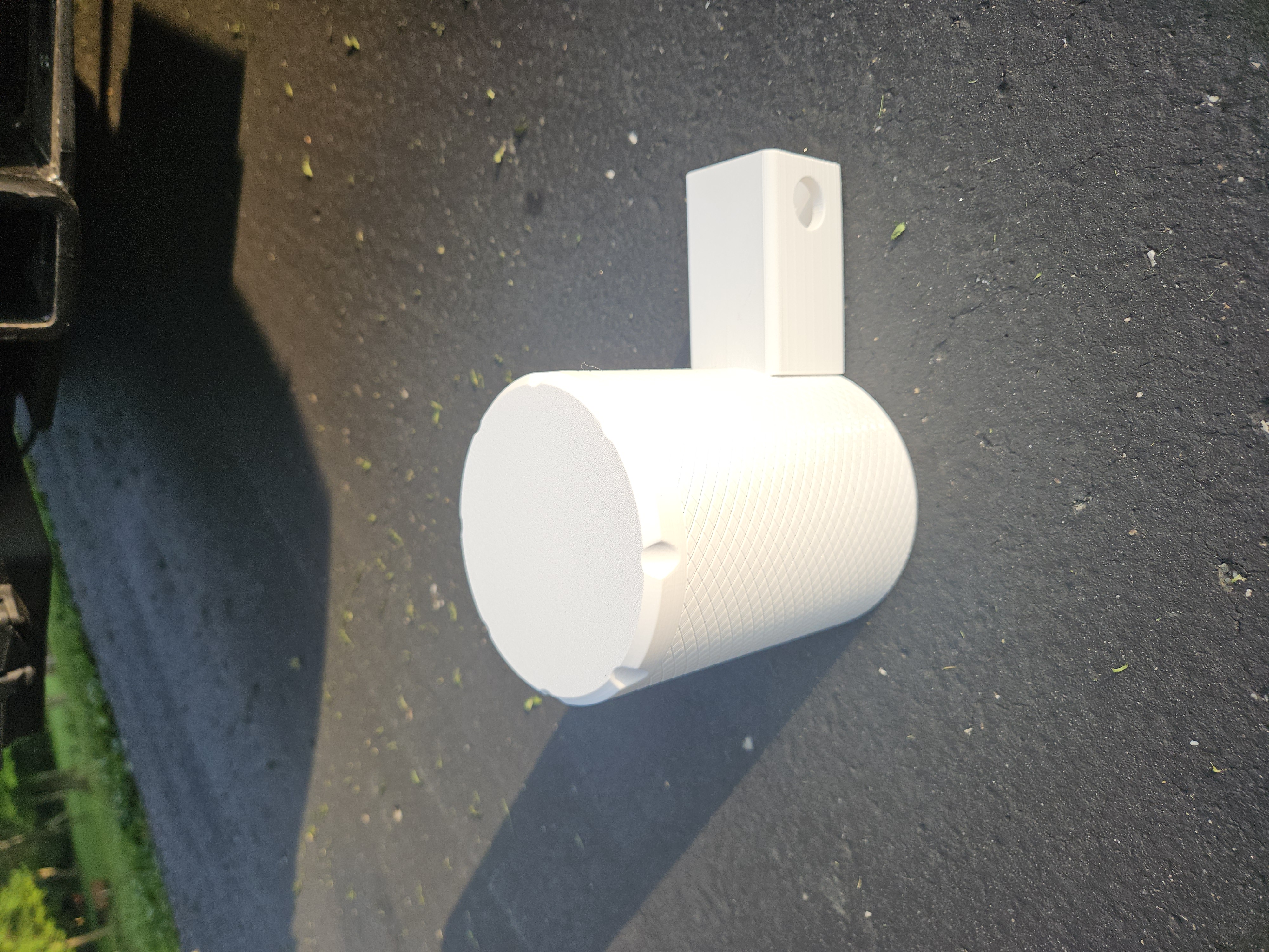 Trailer hitch trash containter