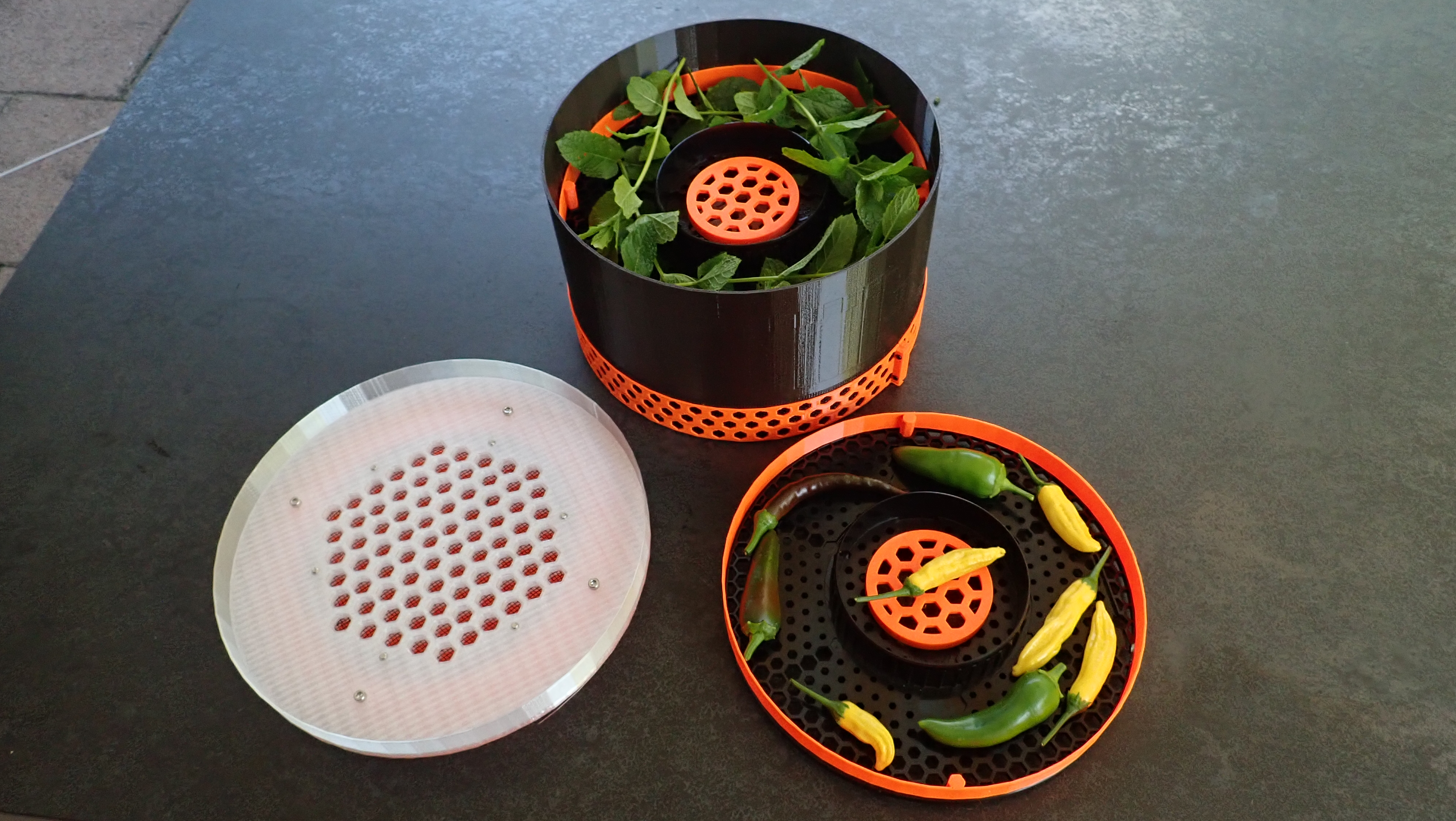 Solar Dörrapparat um Chili, Kräuter,  Apfelringe, usw. zu trocknen. Die Trockenbleche sind aus den Seitenteilen von Prusamentspulen.