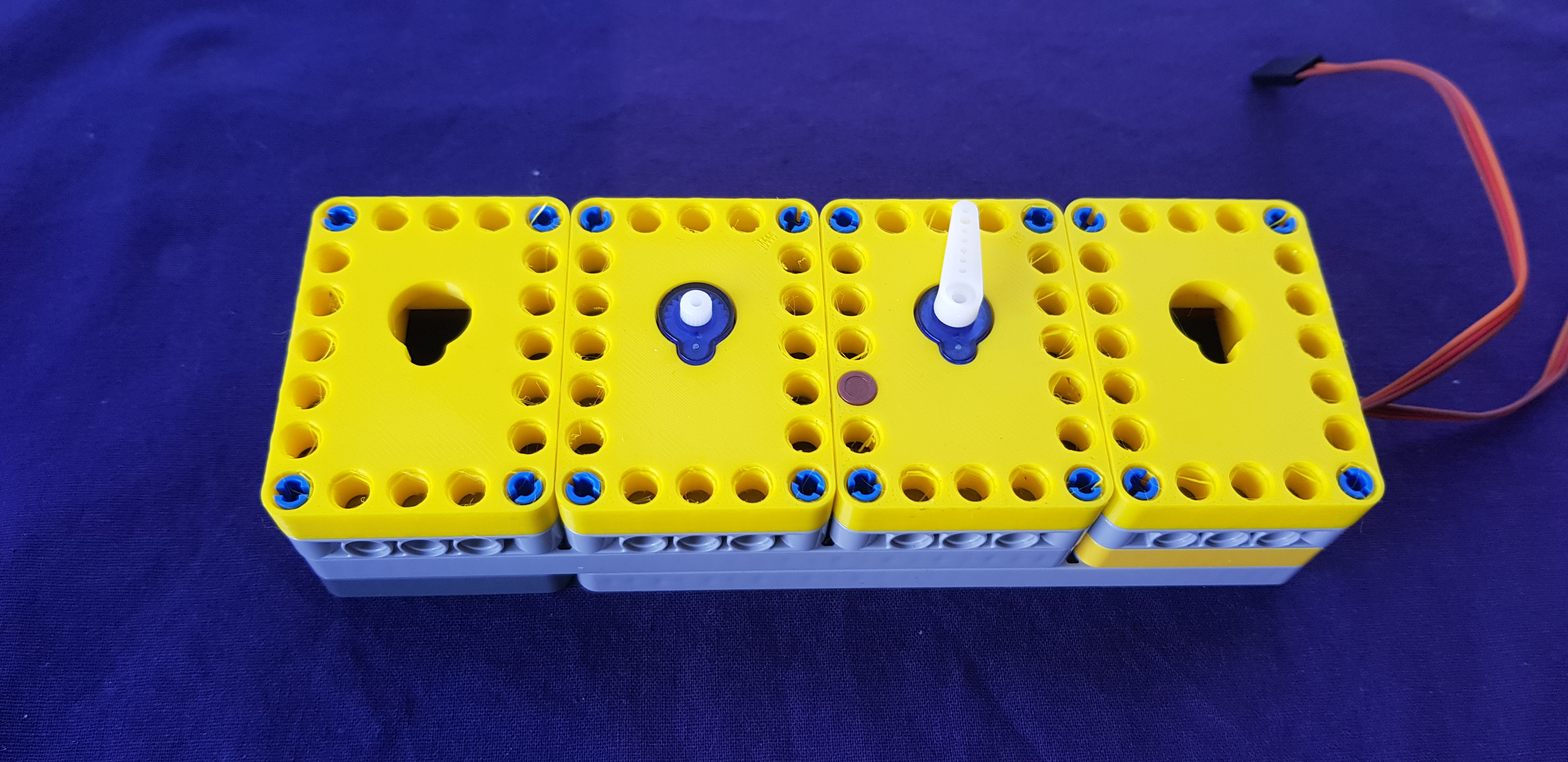 Lego Technic servo mounting plate