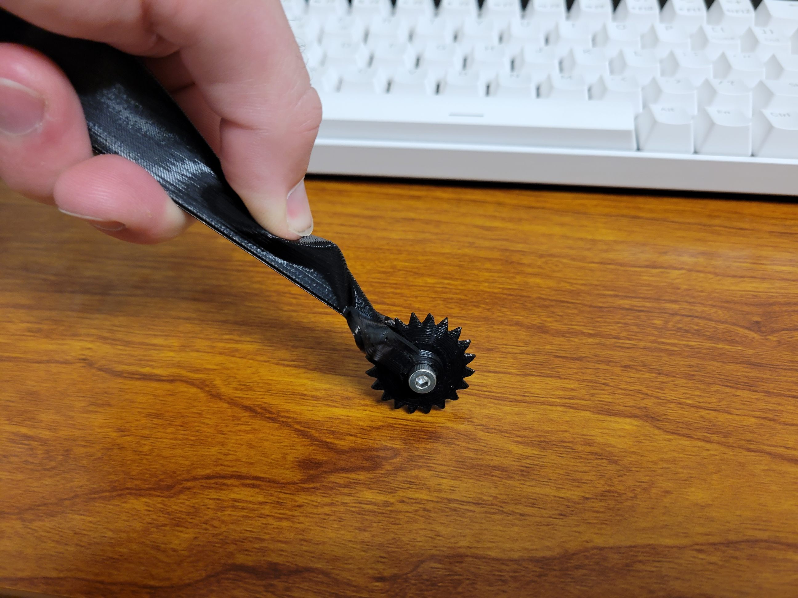 Sewing tracing wheel, no supports, prints in 2 pieces, 1 x M3 bolt and nut required.