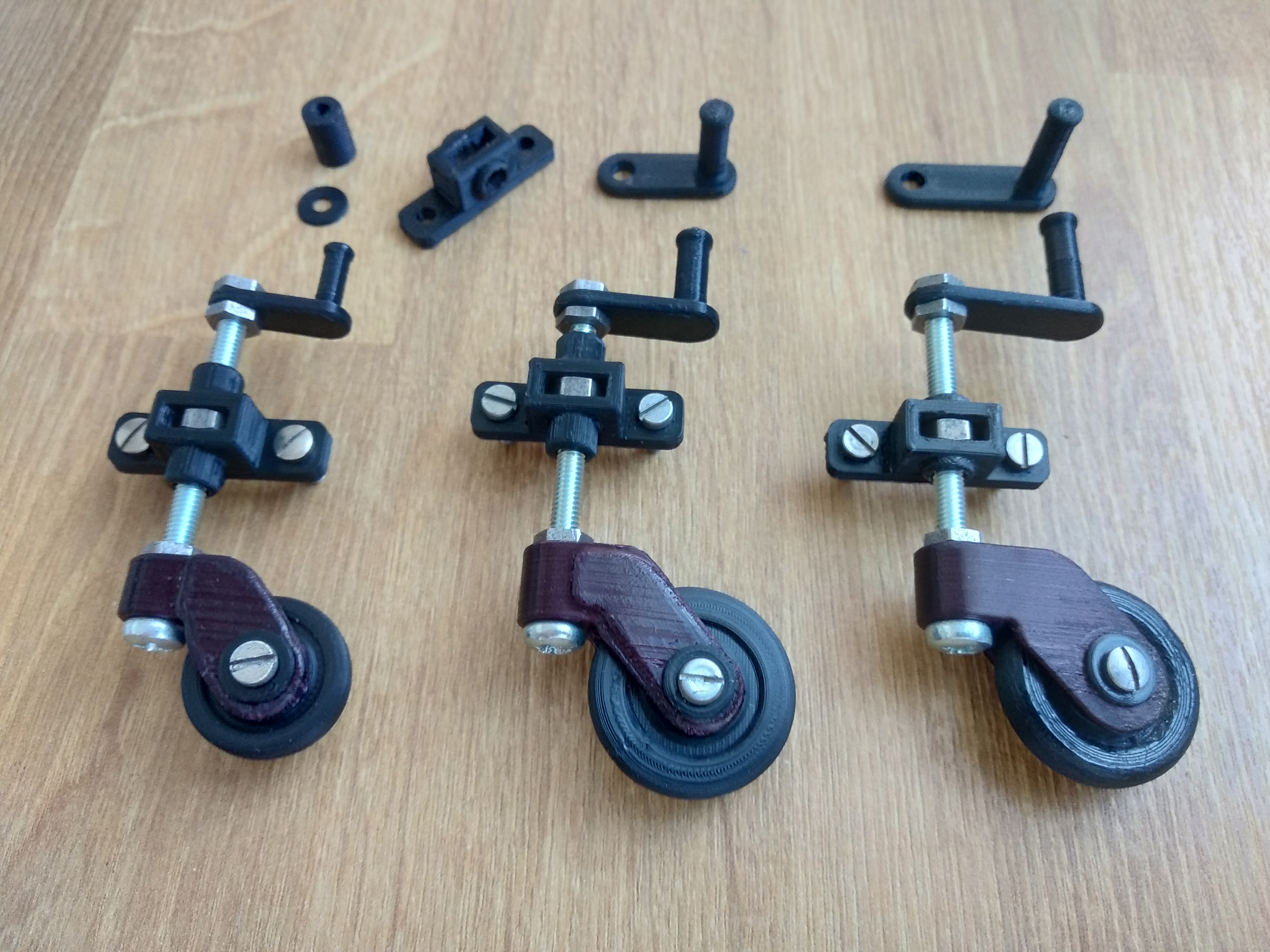 Screw jack with wheel