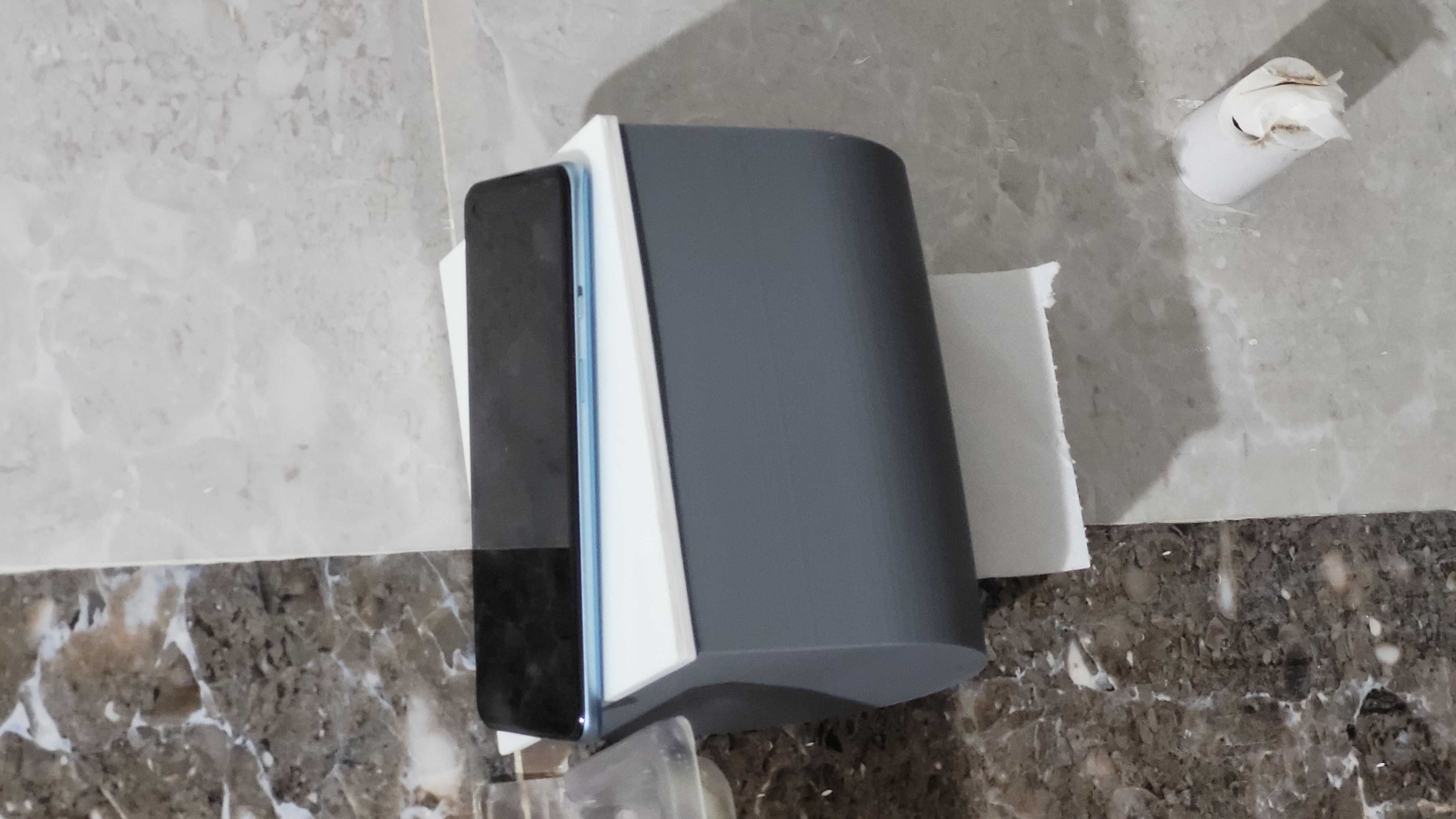Toilet paper holder with lid, smooth rolling & tearing mechanism