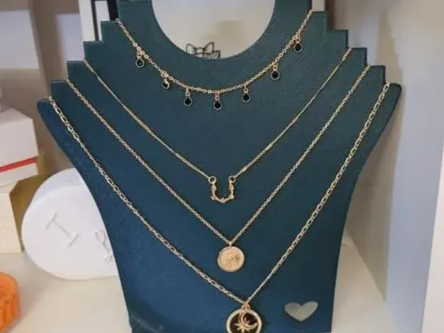 Necklace display